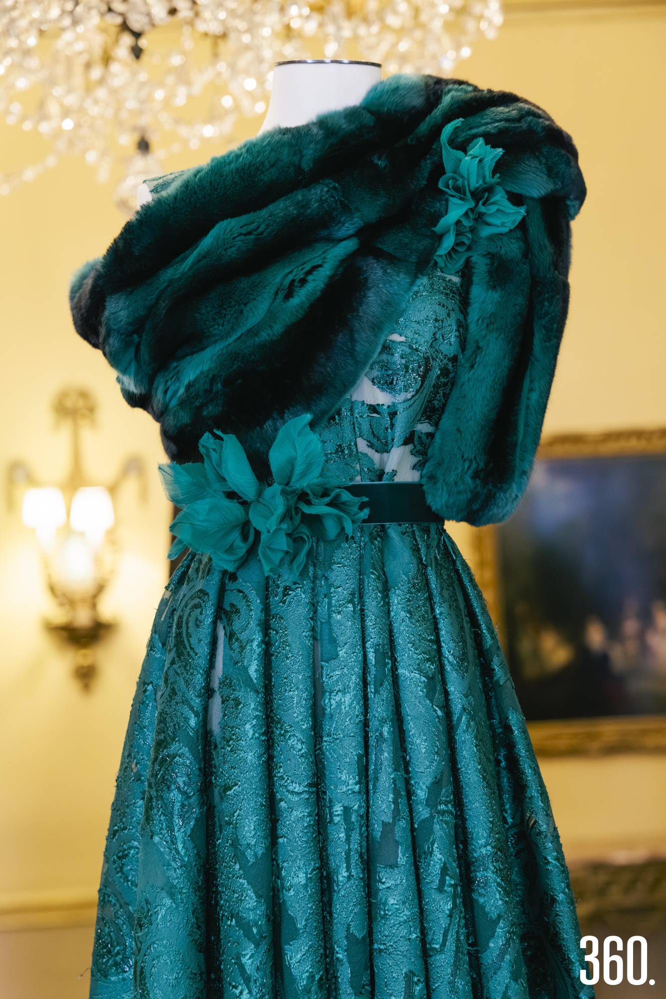 $!Verde esmeralda y texturas sofisticadas dominaron la pasarela.