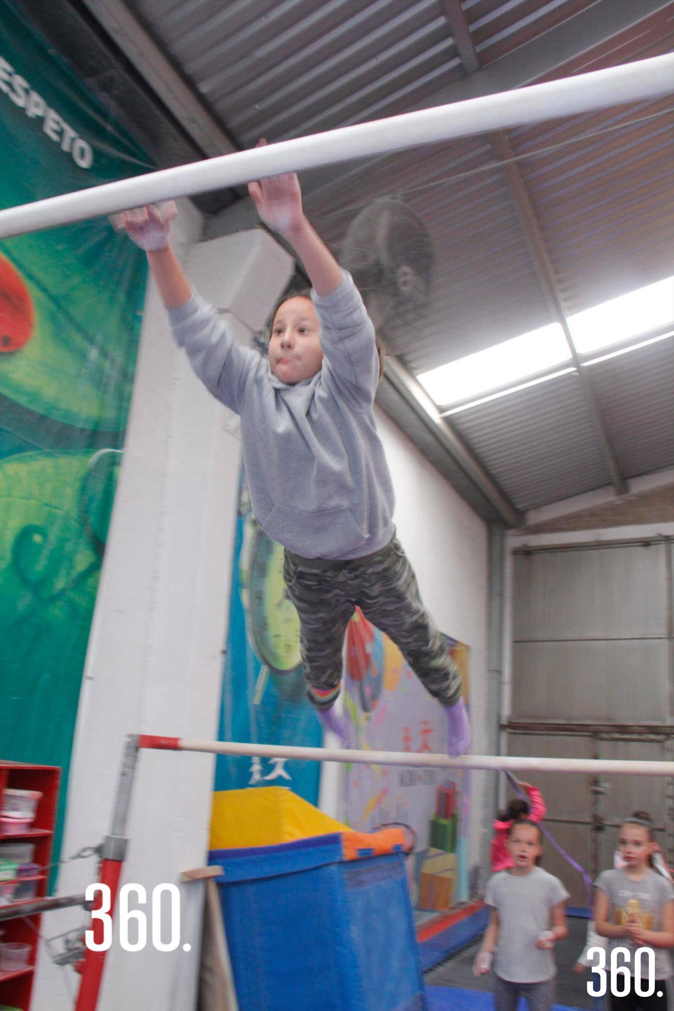 $!Mariana Melo logró un salto de 10 en las barras.