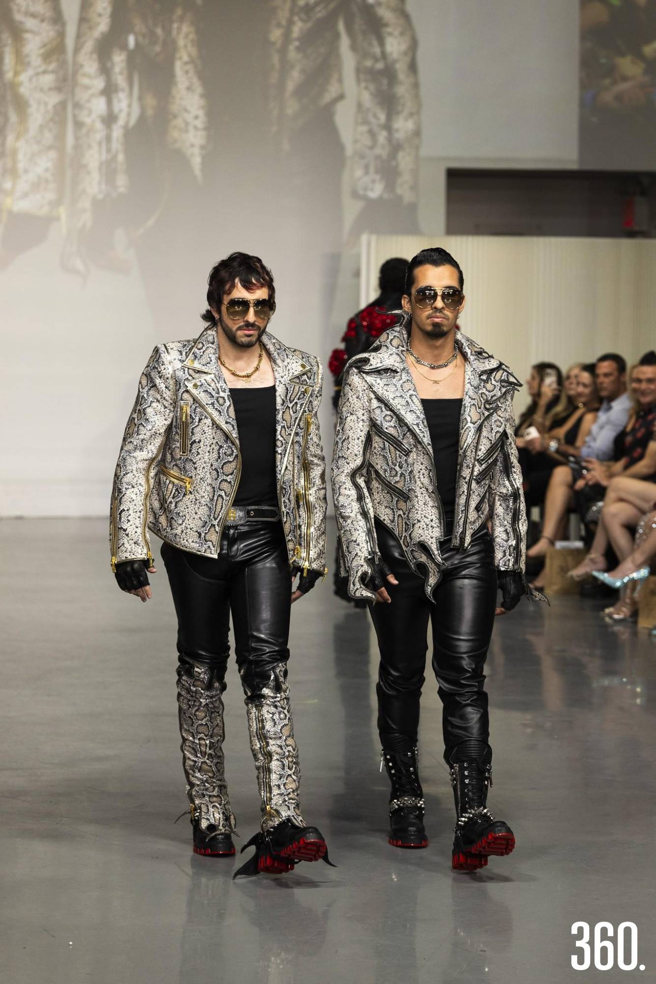 $!The Blonds recuperó piezas de archivo que reflejan su sello de glamour, corsetería y estética club-kid.
