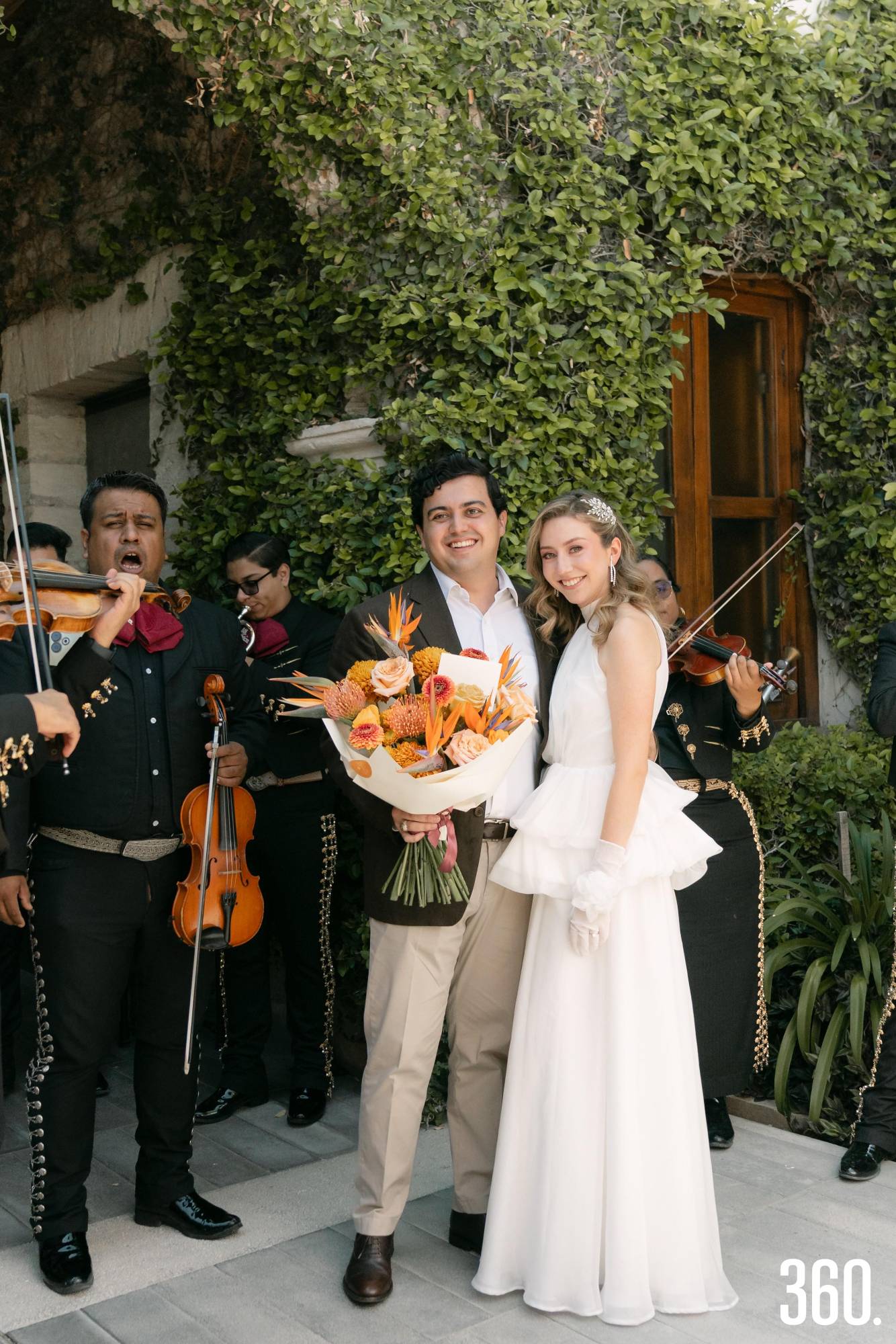 $!Su prometido, Jesús Palazuelos Barraza, llegó con flores y mariachi.