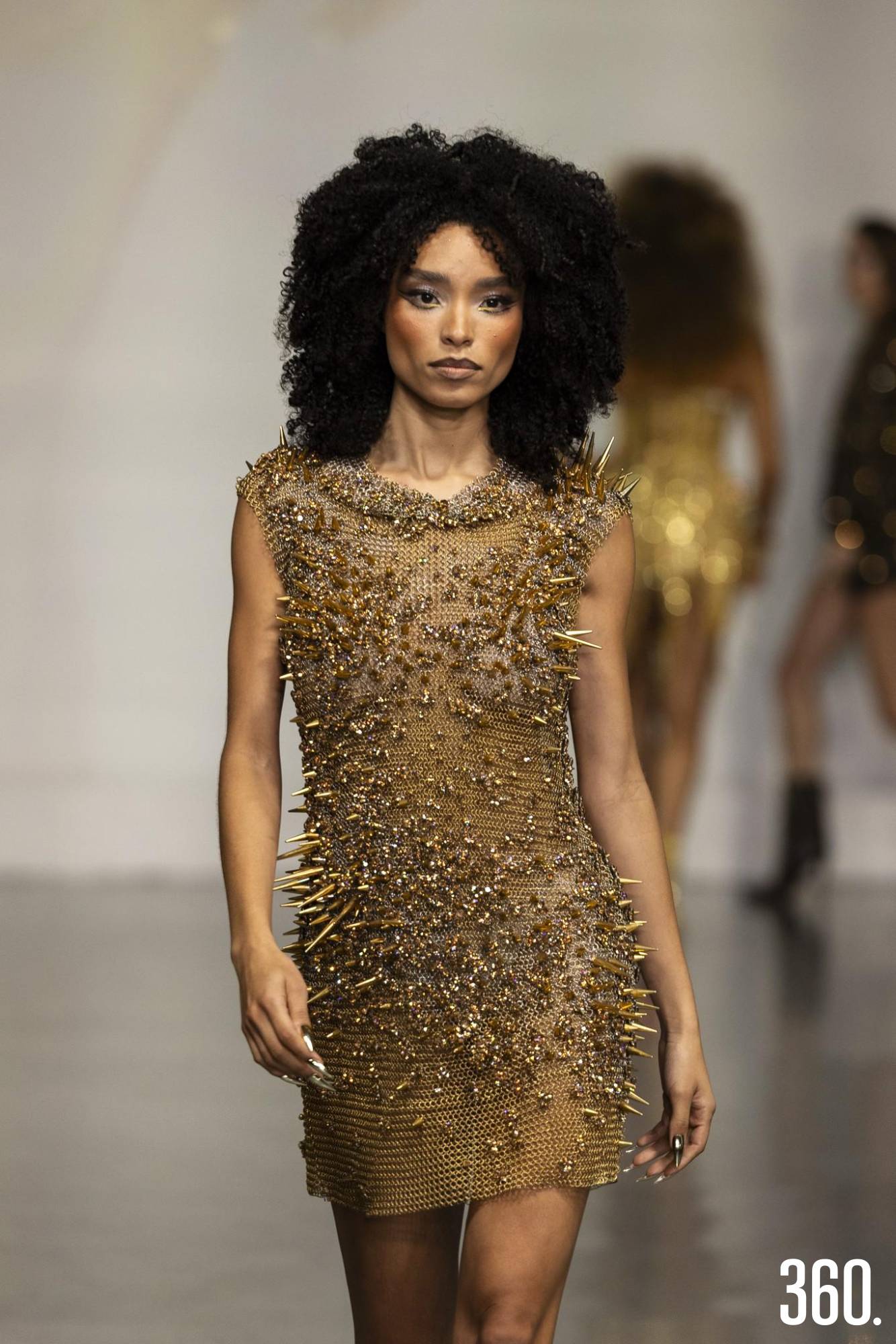 $!Vestido corto dorado con detalles de pinchos que aportan fuerza y actitud al diseño.