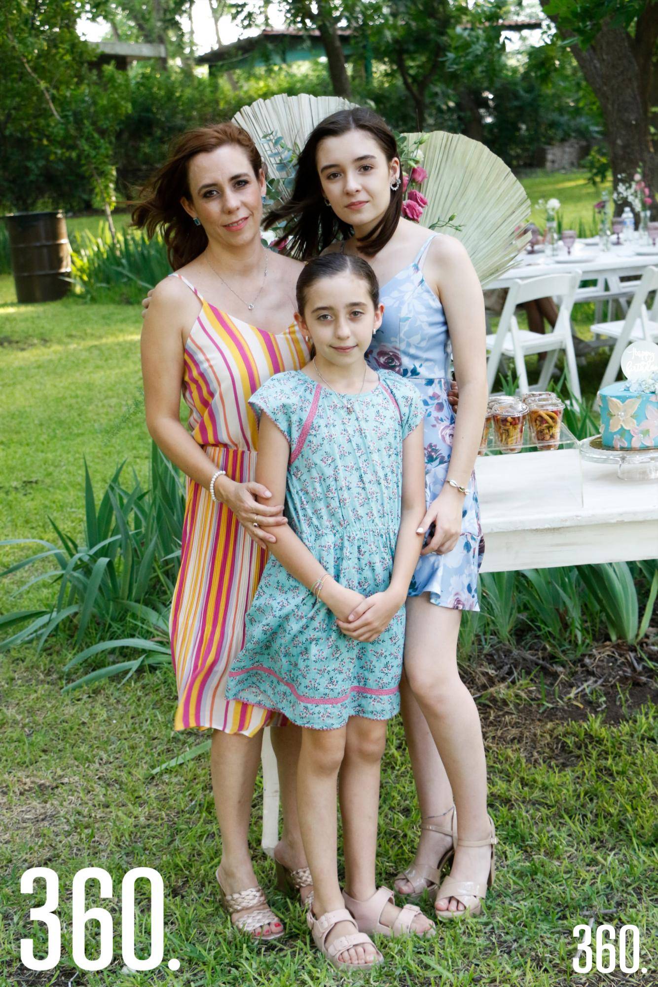 $!María Jimena con su madre y hermana, Karina Cardona y Elena Recio.