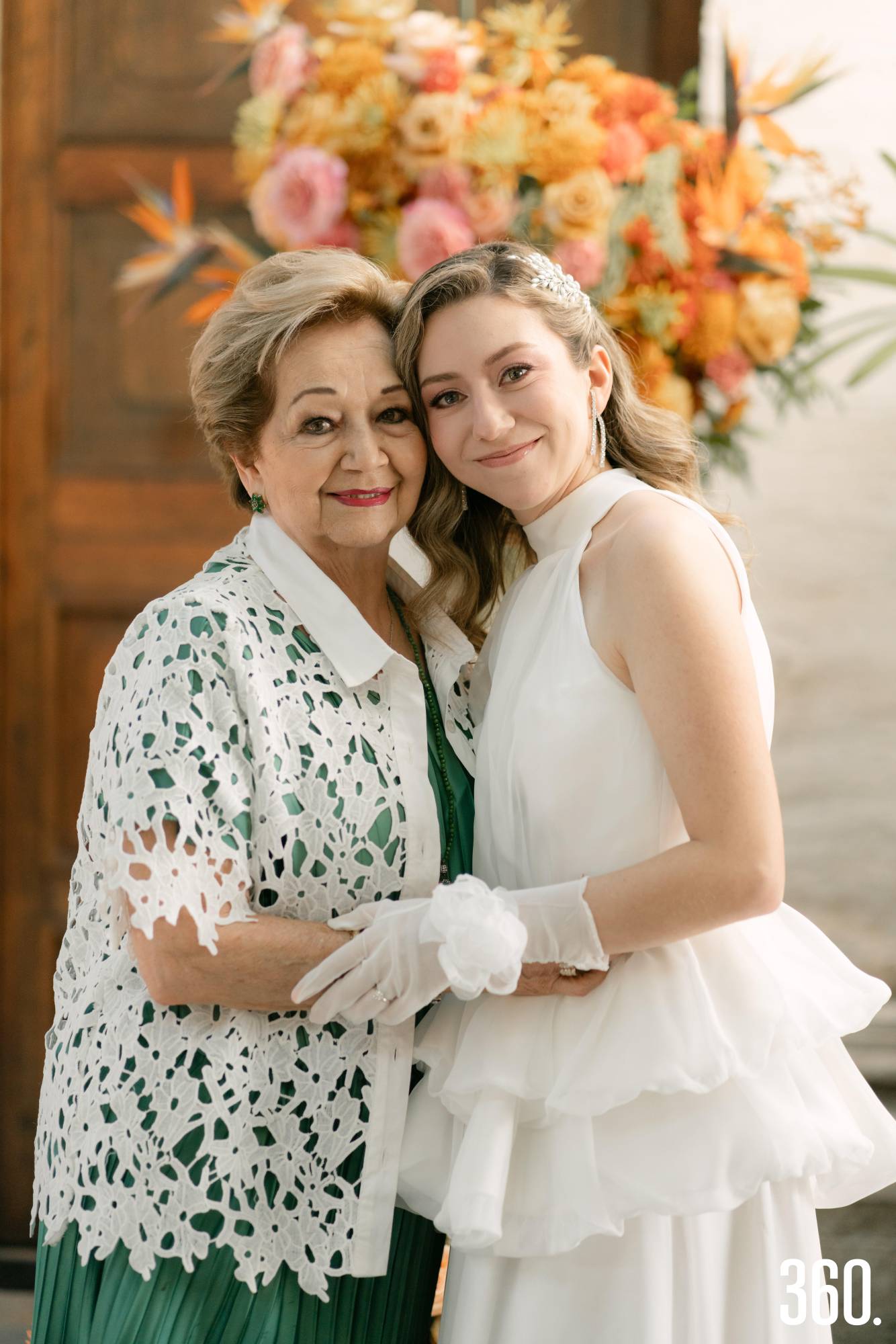$!La festejada con su abuela, Abigail Plascencia.