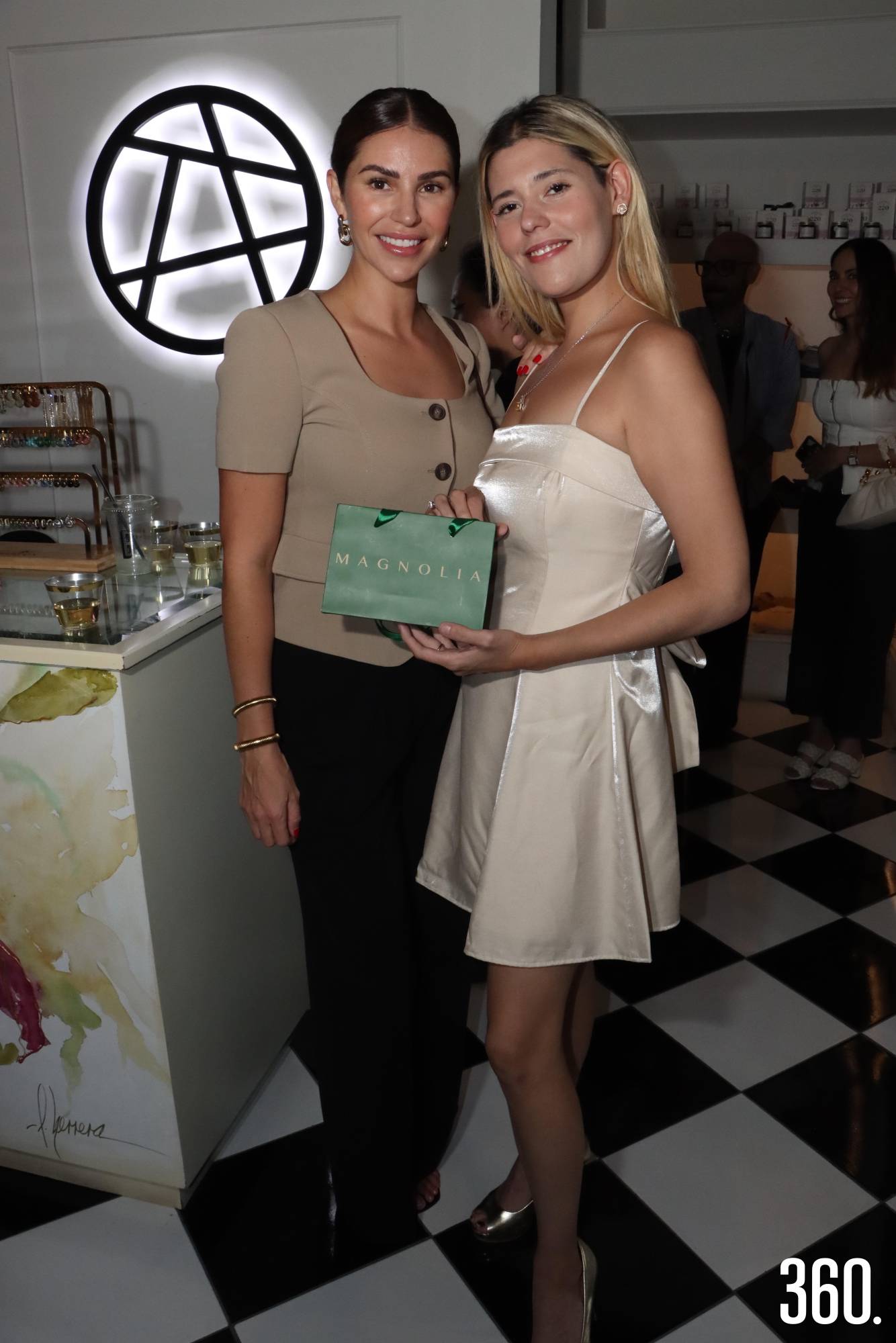 $!La influencer Mónica Amarillas acompañada por Melissa Aguirre Muñoz de la joyería Magnolia.