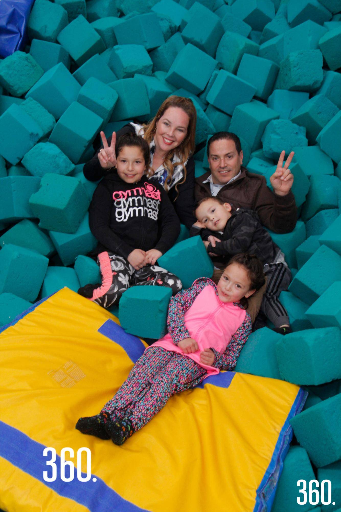 $!Marijosé con sus padres, María José Cárdenas y Gerardo Ramos, y sus hermanos.
