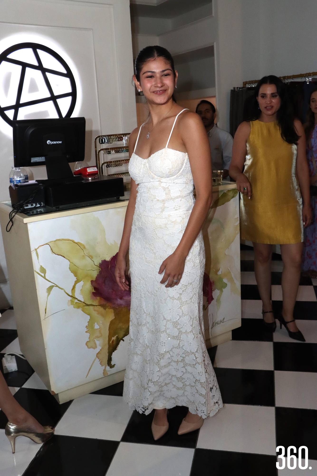 $!Sofía Granados con un elegante vestido blanco moda Otoño Invierno.
