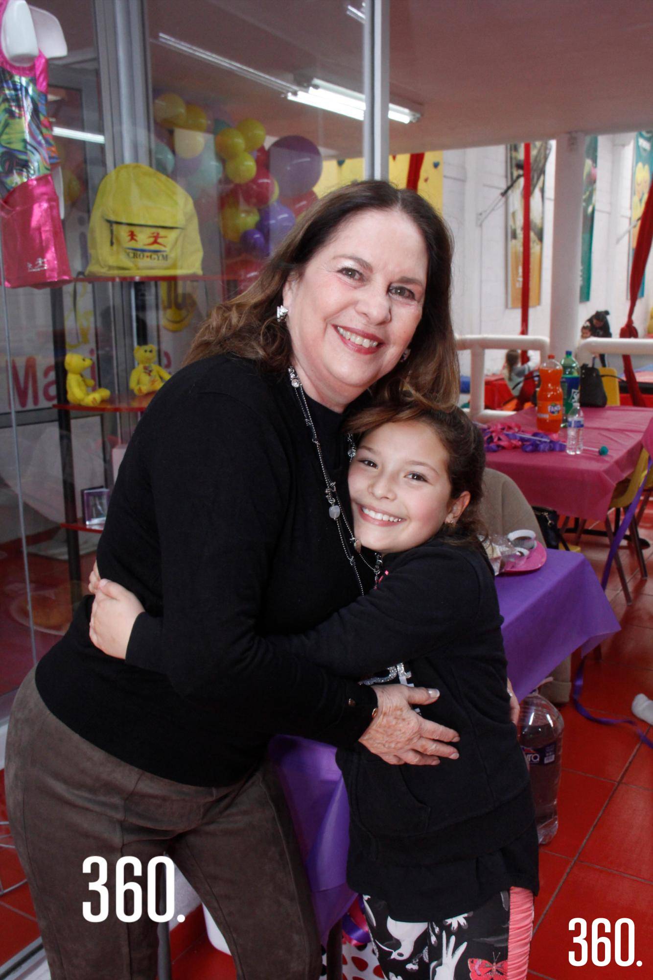 $!María José Garza de Cárdenas felicitó a su nieta Marijosé Ramos Cárdenas.
