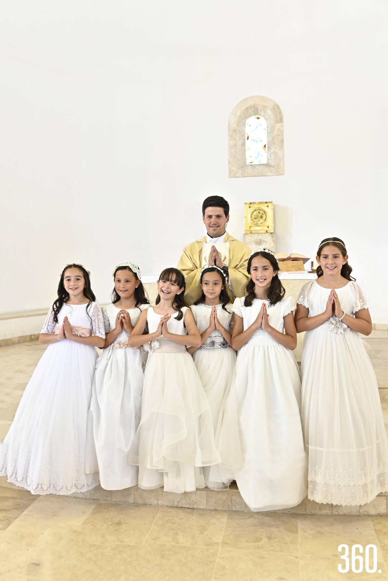 $!Las festejadas junto al padre Michel Errecart..
