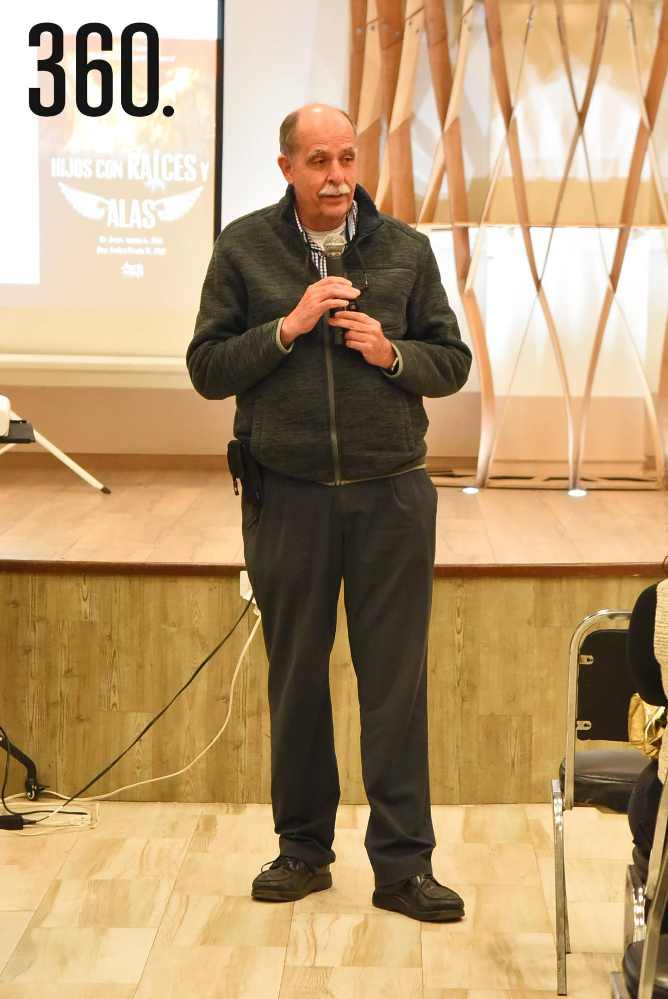 $!PADRES DE FAMILIA ASISTEN A CONFERENCIA &quot;HIJOS CON RAÍCES Y ALAS&quot;