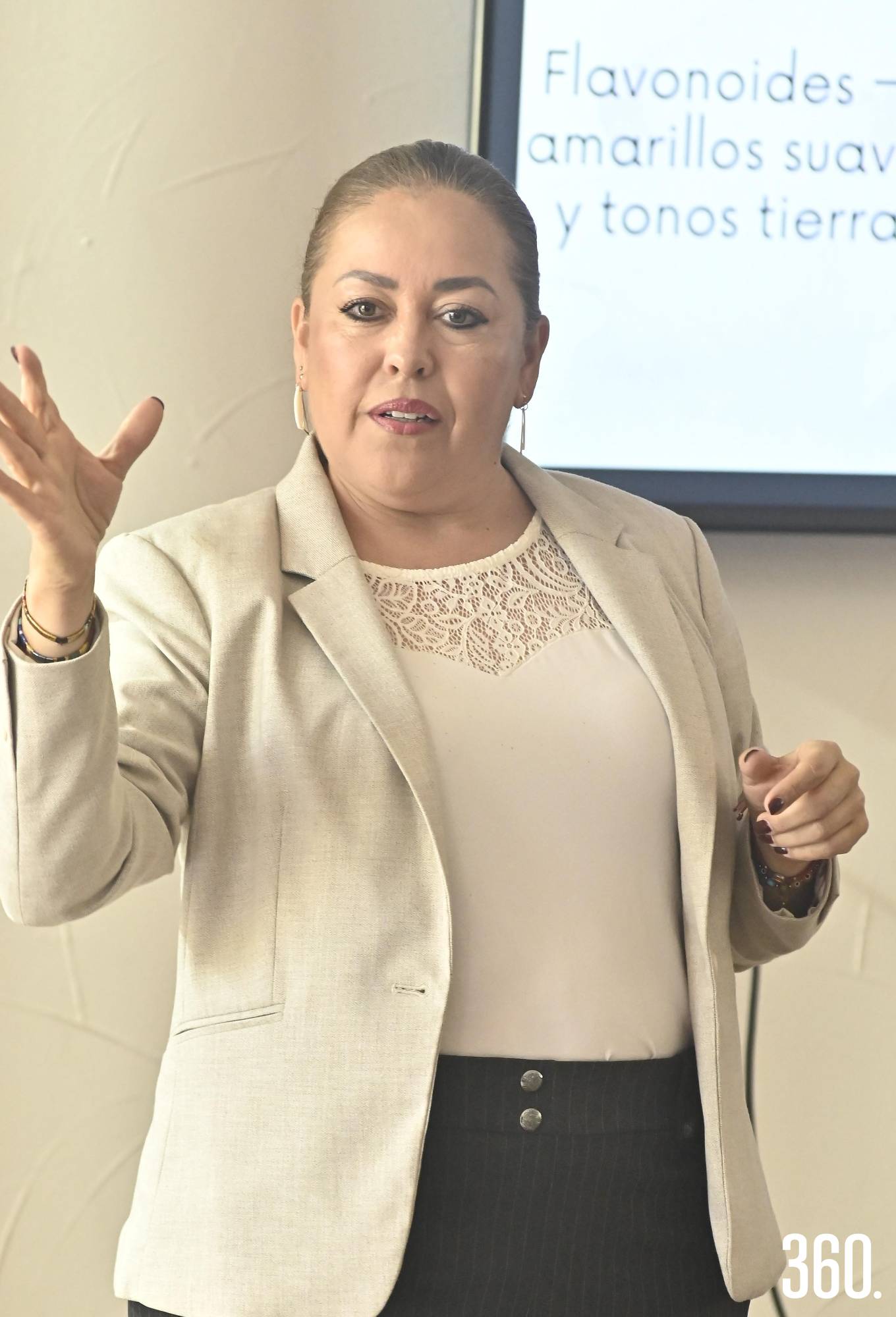 $!La artista Rosy Ayala las llevó en un viaje fascinante con su conferencia “De la flor al color”.