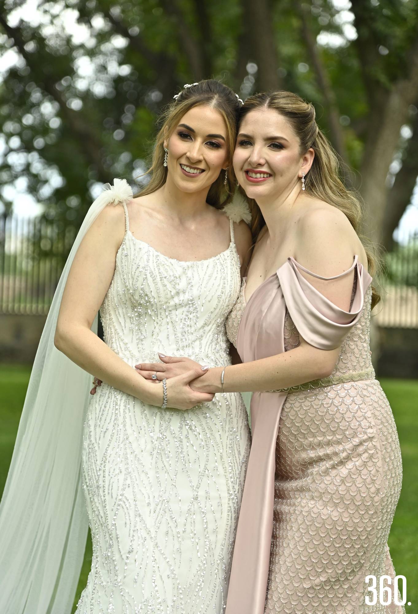 $!Caro junto a su hermana Ale Villasana.