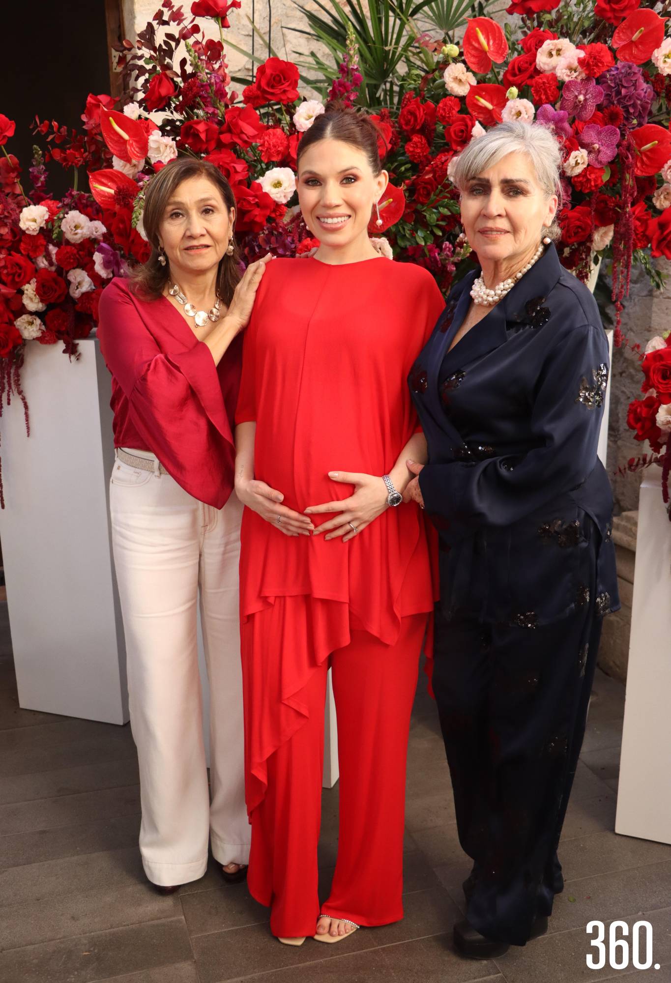 $!María con su suegra y madre, Cecilia Vázquez y Maripaz Ramírez.