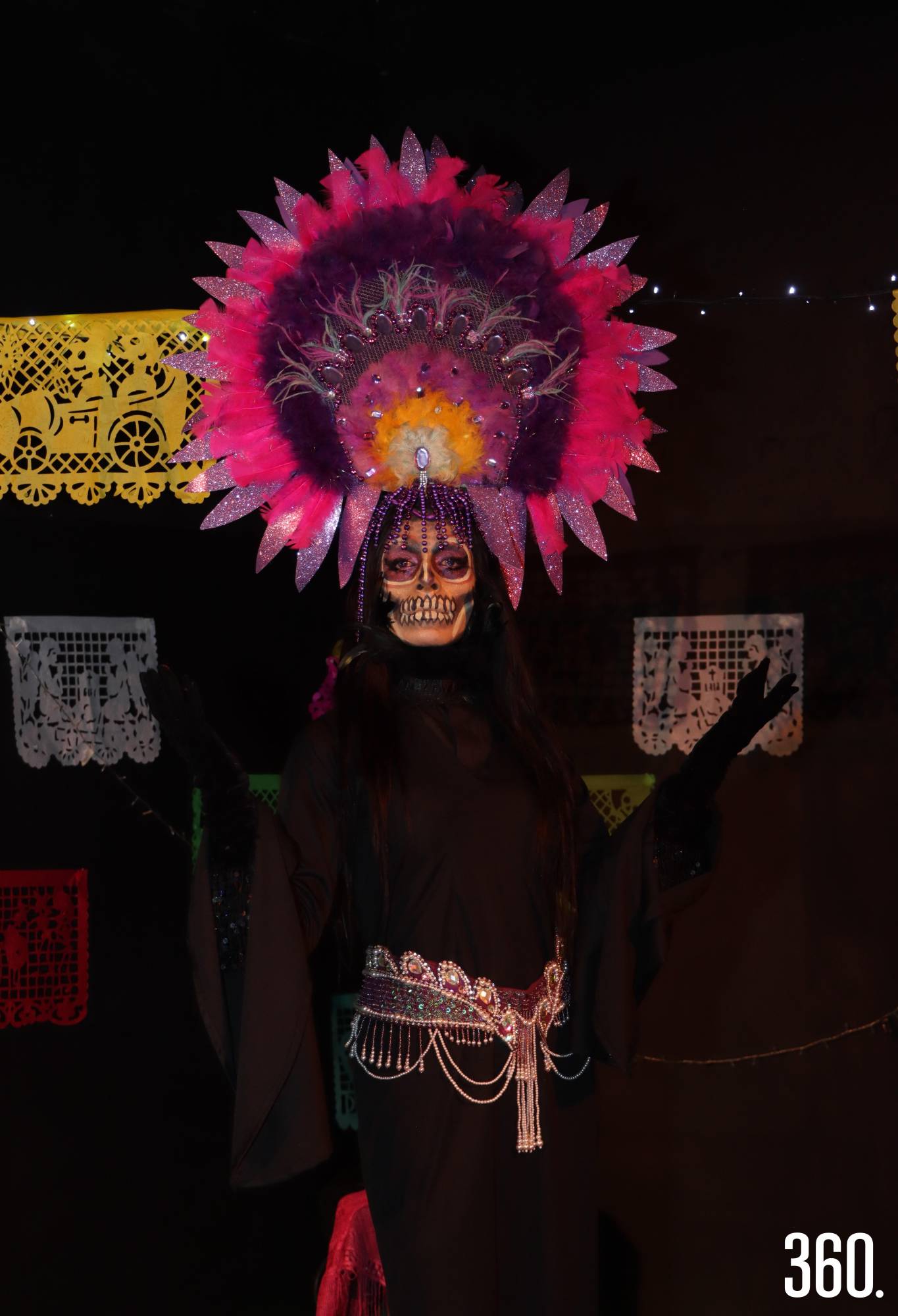 $!Entre flores de cempasúchil y luces de velas, Las Catrinas caminan recordando que la muerte también puede ser belleza.