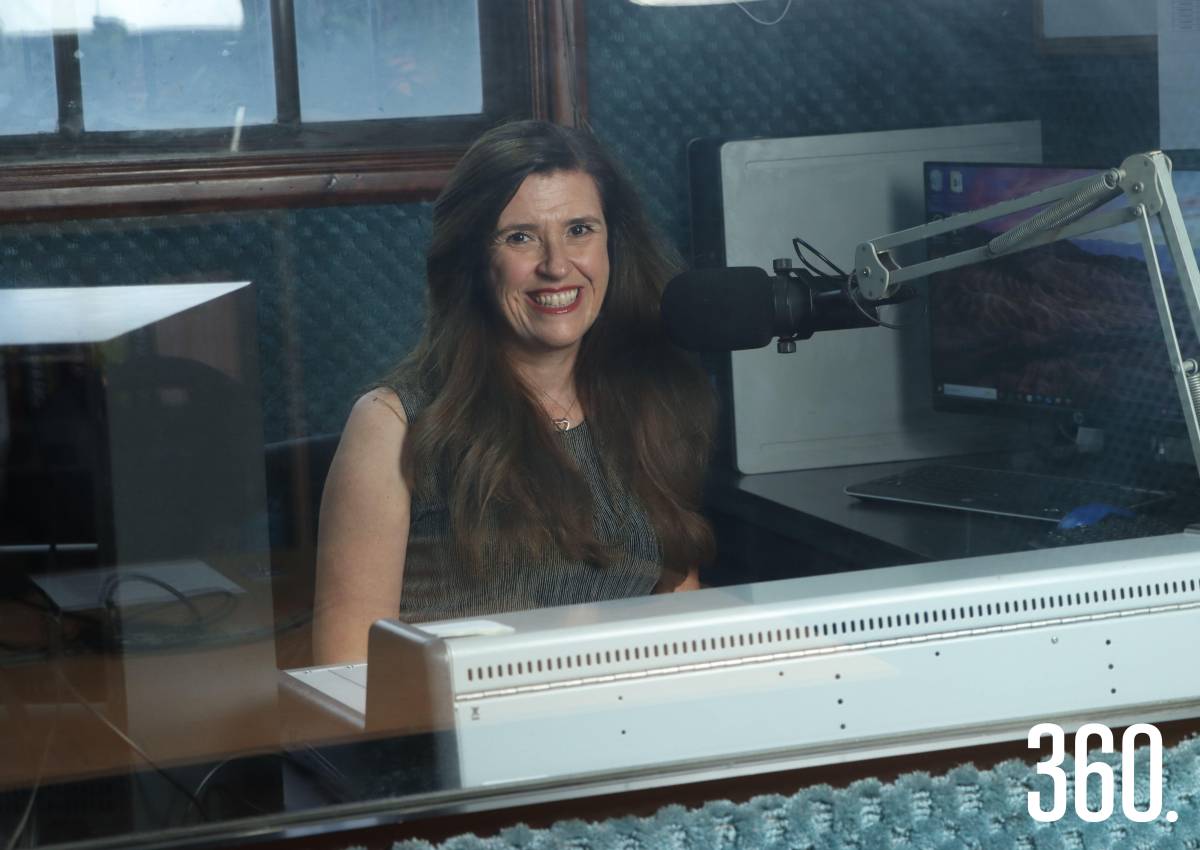 LULY FUENTES: LA VOZ QUE HACE DE LA RADIO UN HOGAR CULTURAL