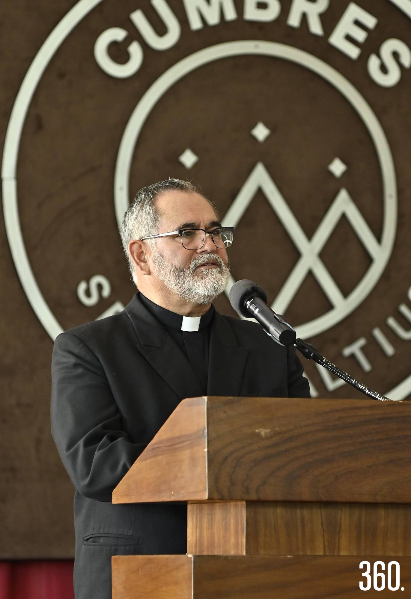 $!P. Fernando Enrique Torres, director general del Cumbres dando la bienvenida a los alumnos que participaron en el Torneo de la Amistad.