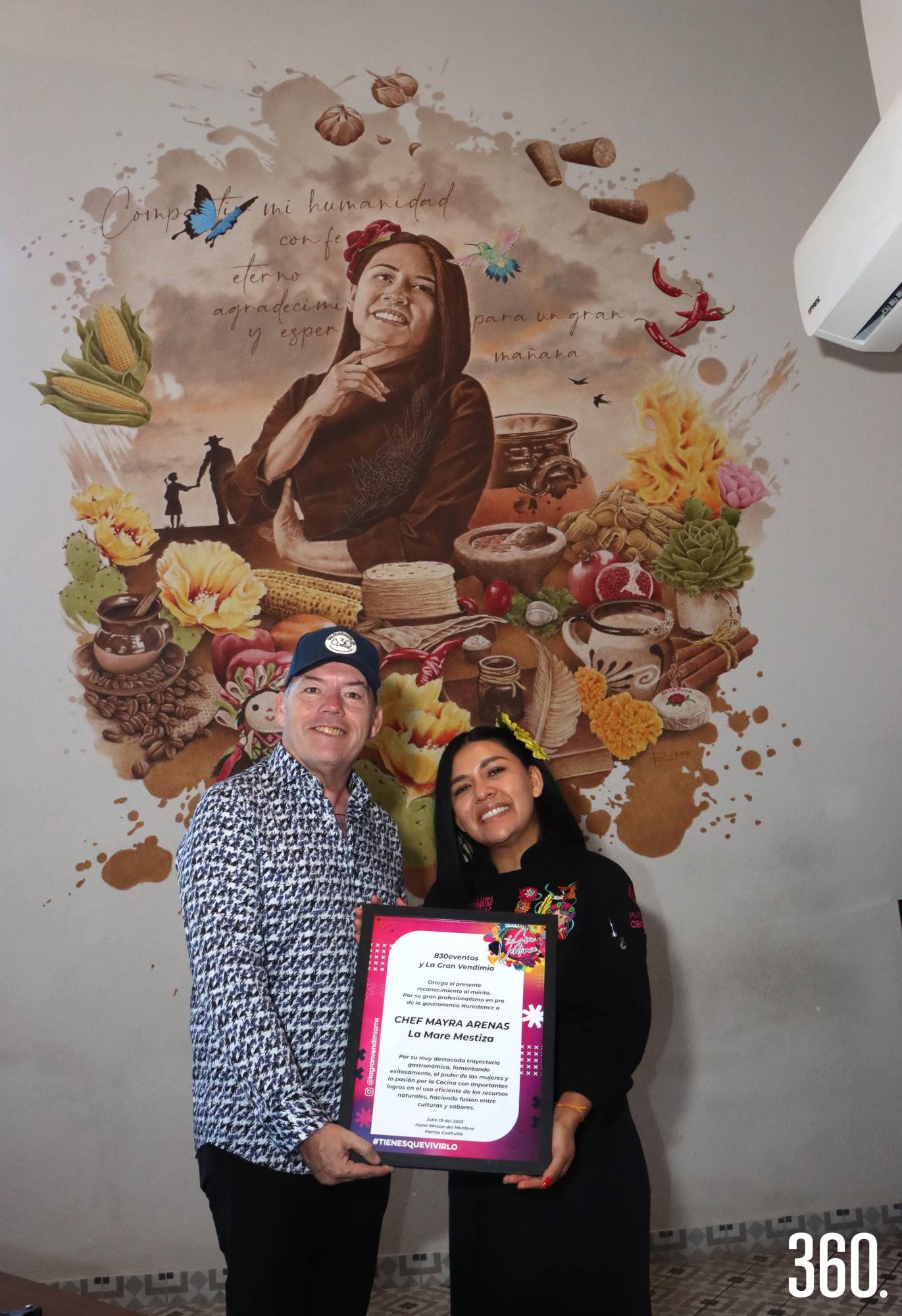 $!Jesús Sánchez de Valle, entregó el reconocimiento a la Chef Mayra Arenas por sus cuatro años de apoyar este evento con causa.