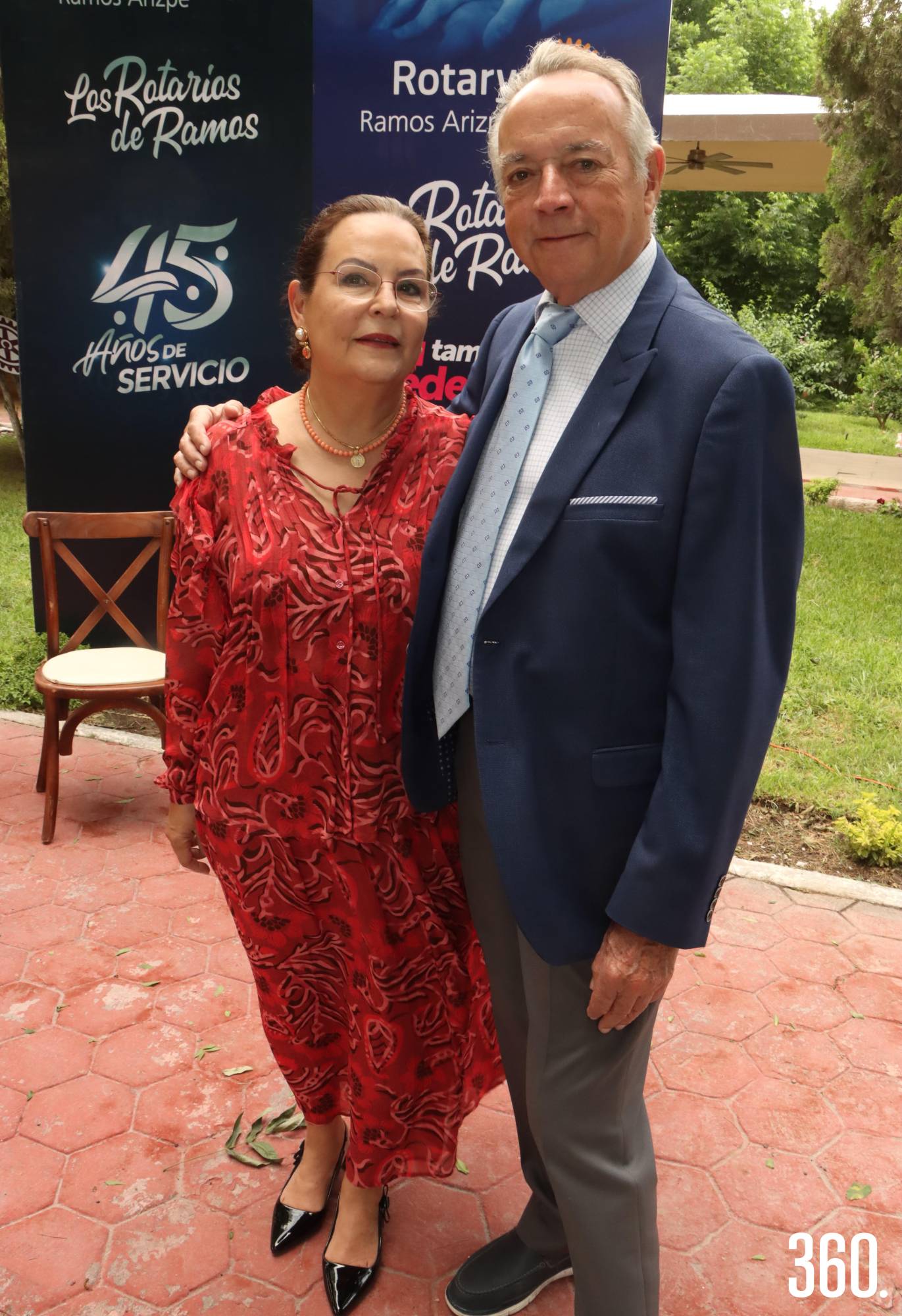 $!Alma Flores y Ernesto Saro tercer presidente del Club Rotario de Ramos Arizpe.