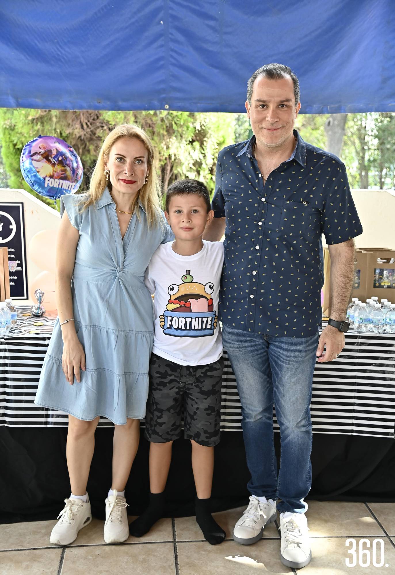 $!Pedro con sus papás, Perla Almaguer y Pedro Espino.