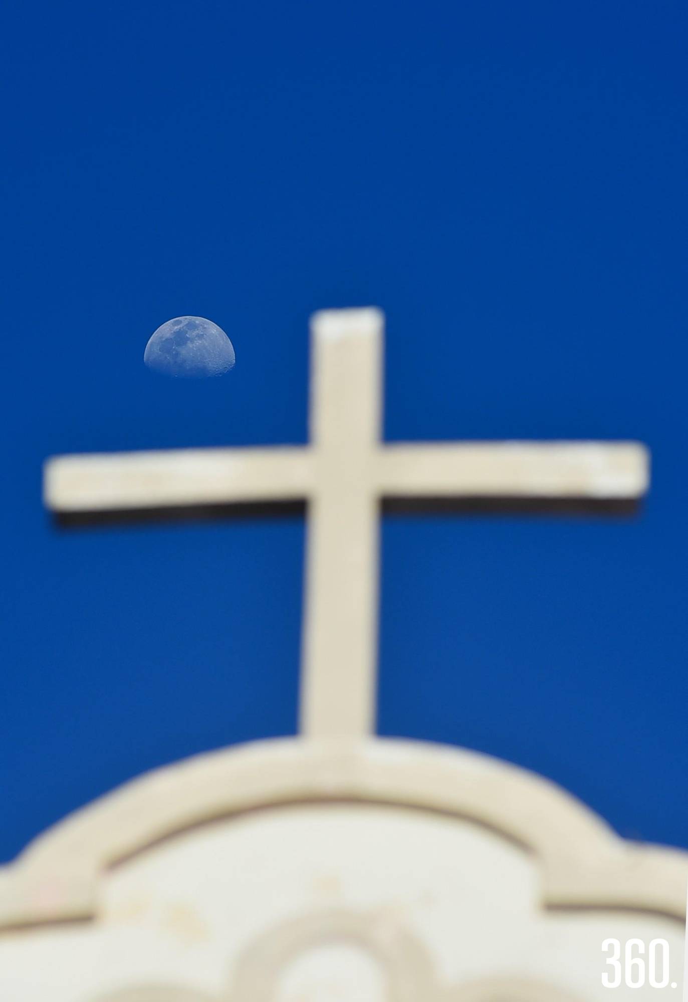 $!La luna llena domina el horizonte, capturada en todo su esplendor.