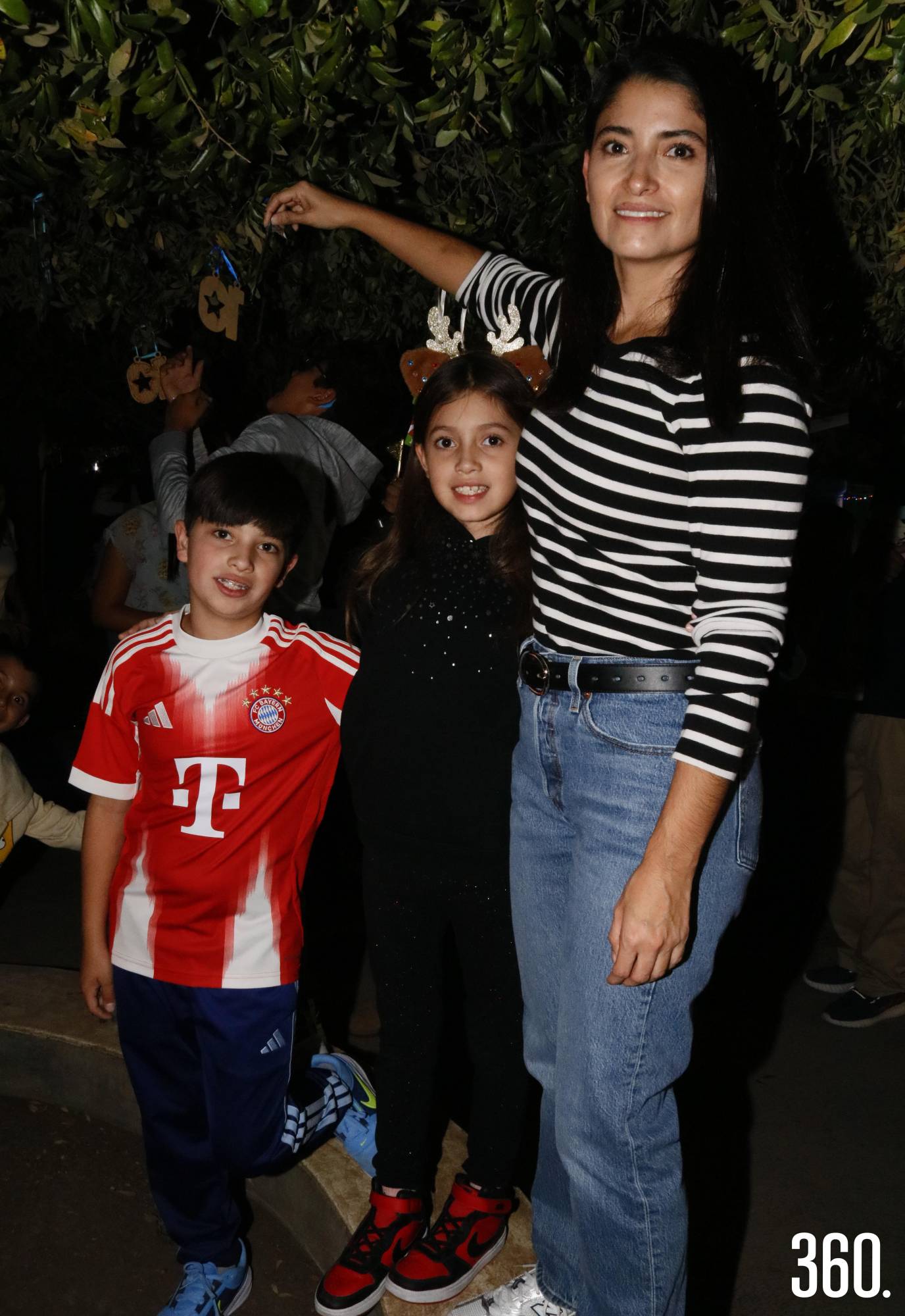 $!León y Emma Martínez colocaron la esfera junto a su mamá Ilse Meraz.