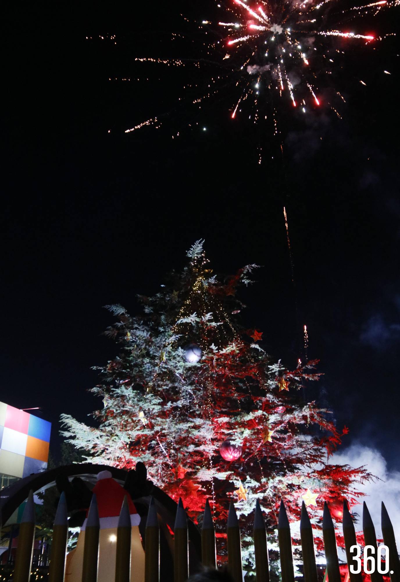 $!Al conteo regresivo se encendió el Pino Navideño en el colegio Harmony School con una lluvia de fuegos artificiales.
