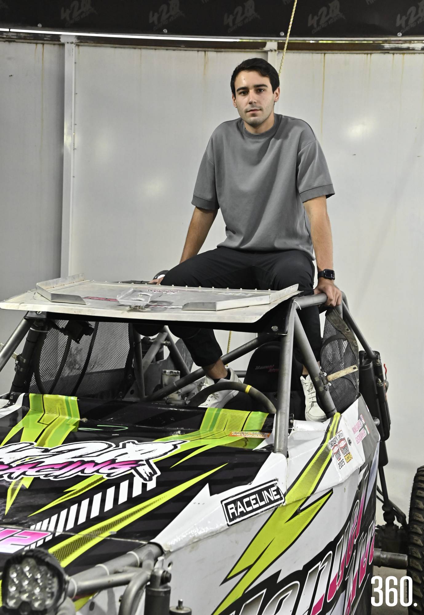 $!Entre motores y arena, Manuel construye su propio camino.