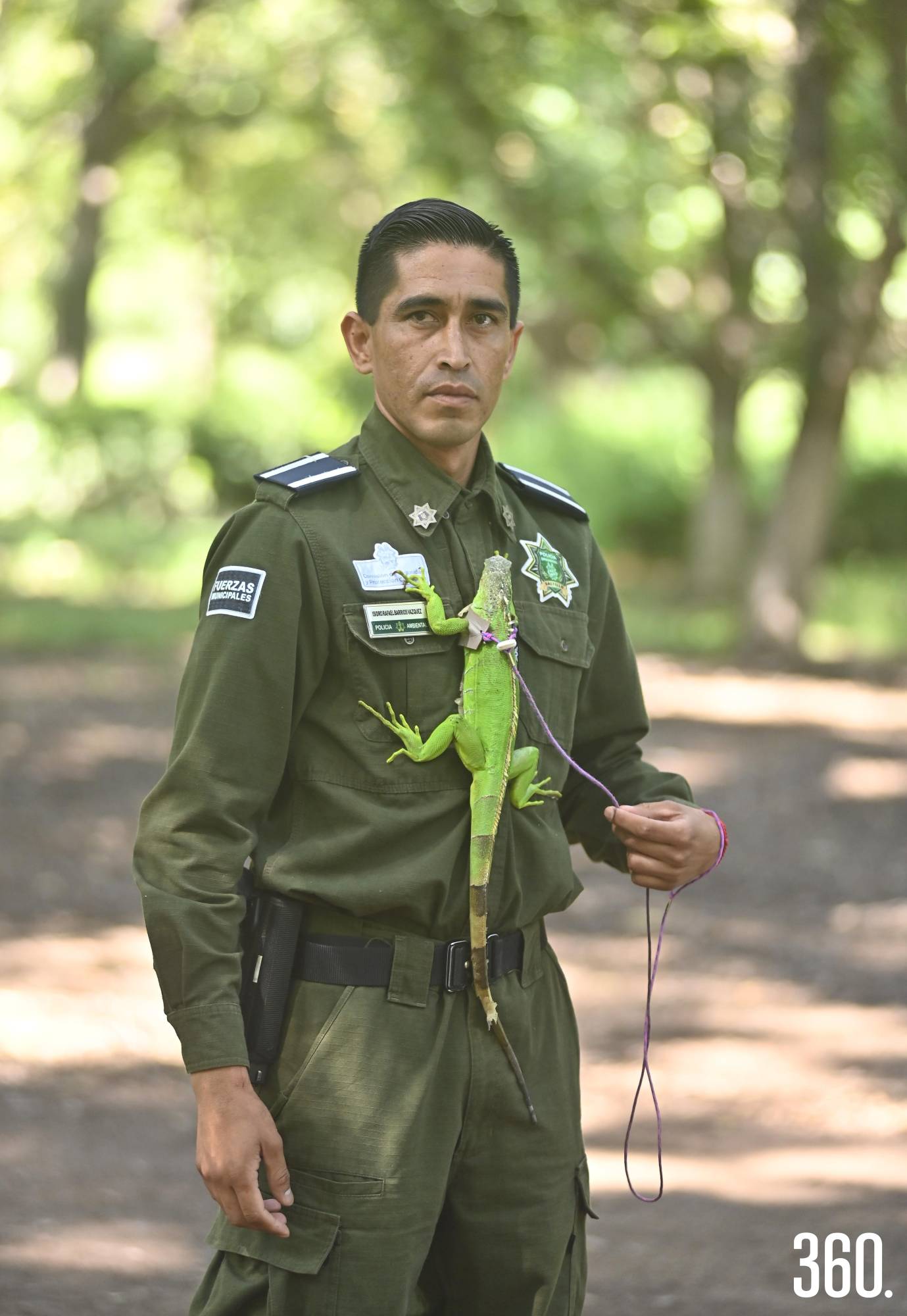 $!Pol. Isidro Barrios con la iguana Leo.