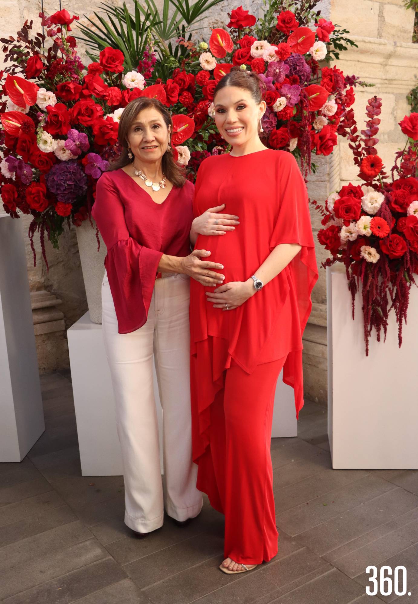 $!María con su suegra, Cecilia Vázquez.