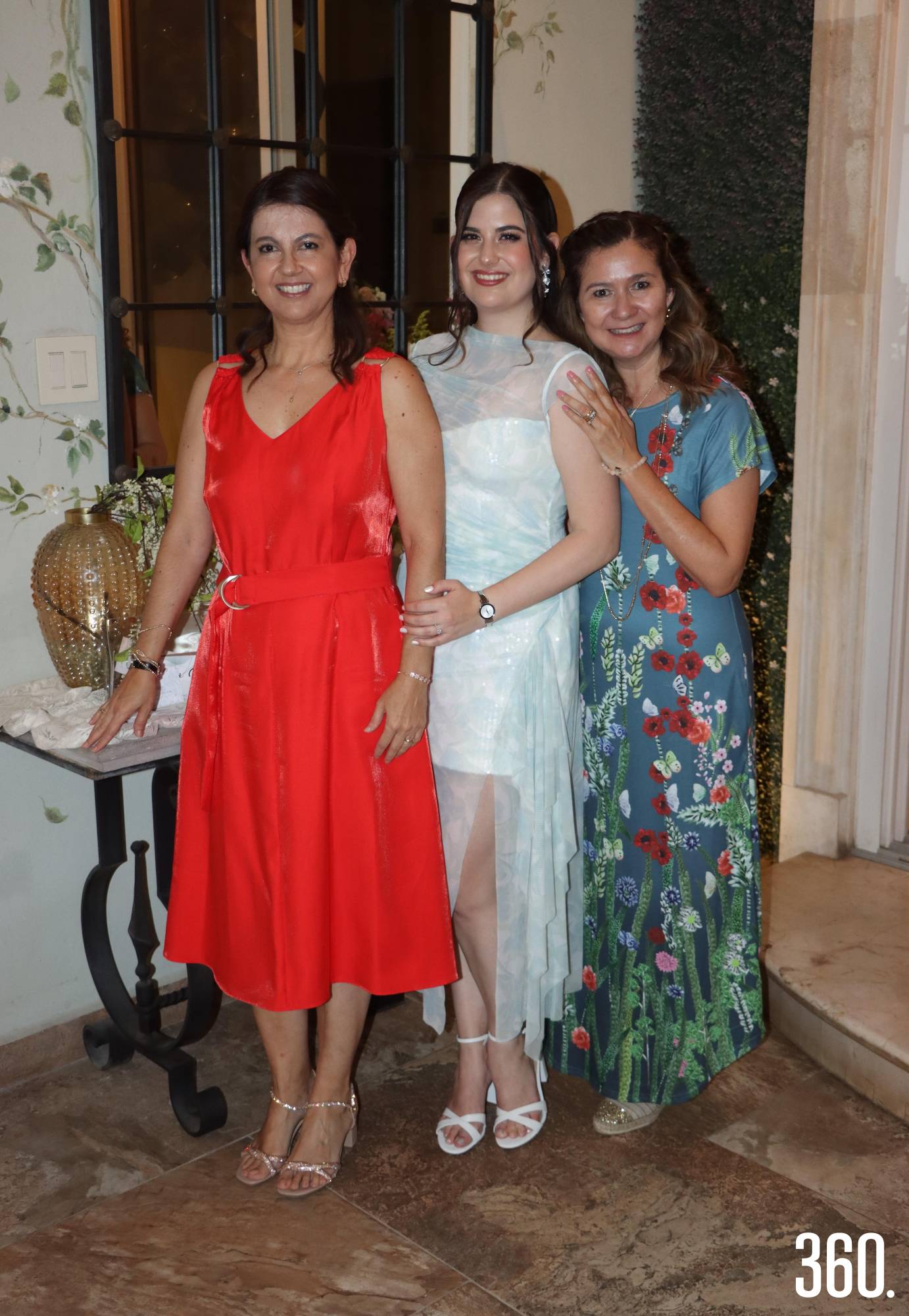 $!Ale con su mamá, Gaby Castillo, y su madrina, Anita González.