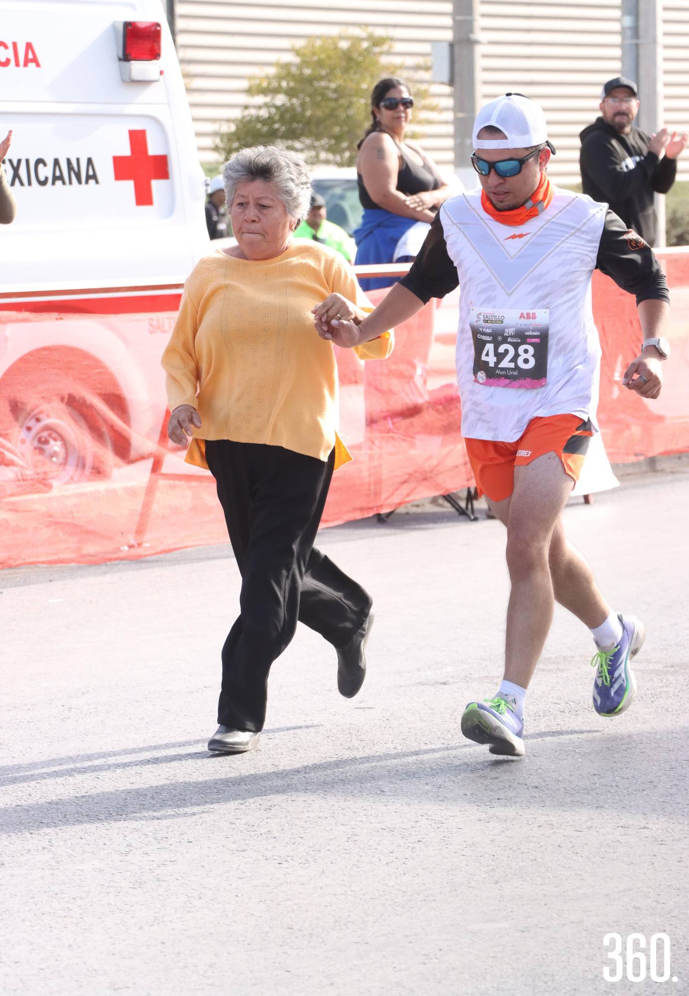 $!Alan Gómez llegando a la meta con su madre.