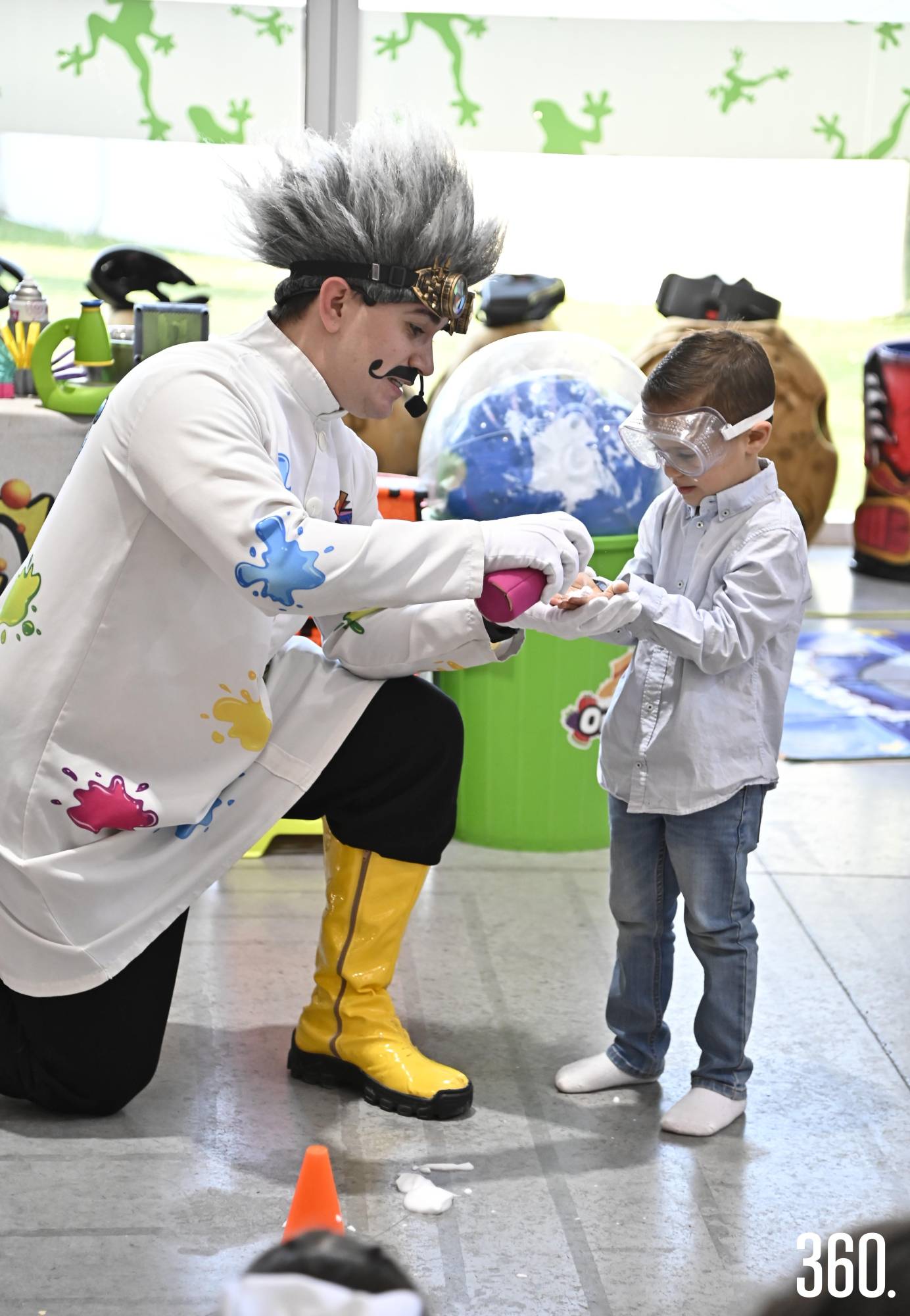 $!El show de ciencia llenó de asombro a los pequeños invitados.