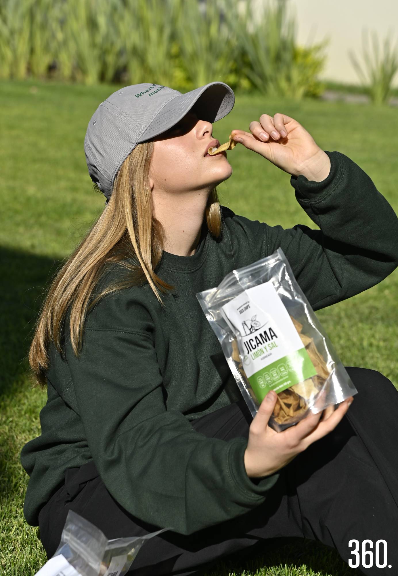 $!Elena disfruta el sabor de su creación, un snack que transforma la manera de comer saludable.