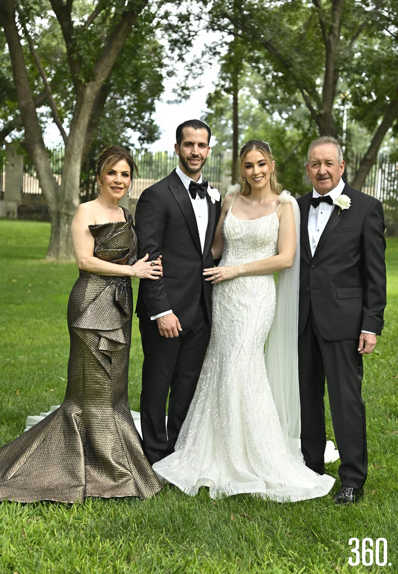 $!La pareja con los papás de la novia, Lourdes González y Carlos Alberto Villasana.