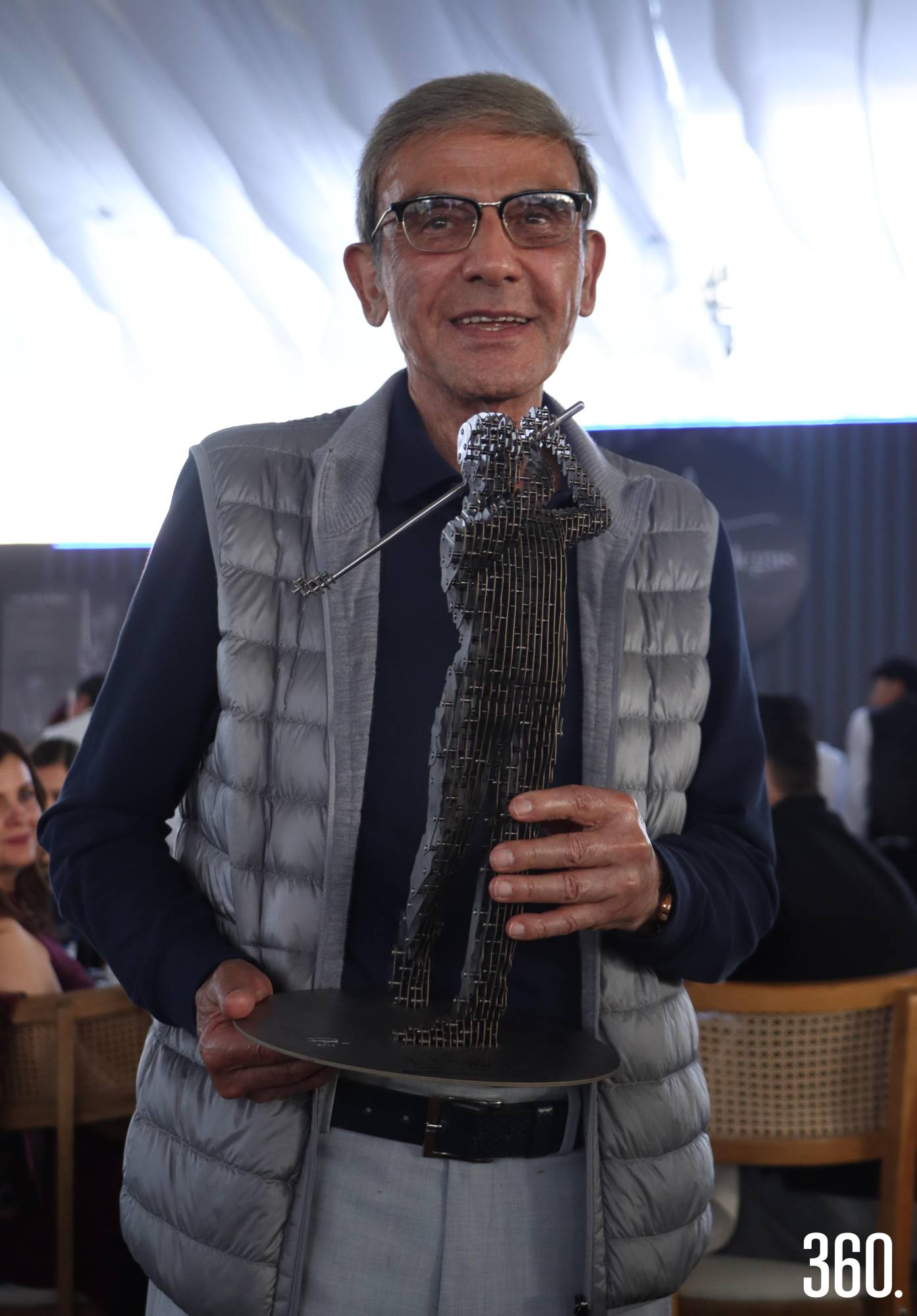 $!Víctor Mohamar con su reconocimiento.