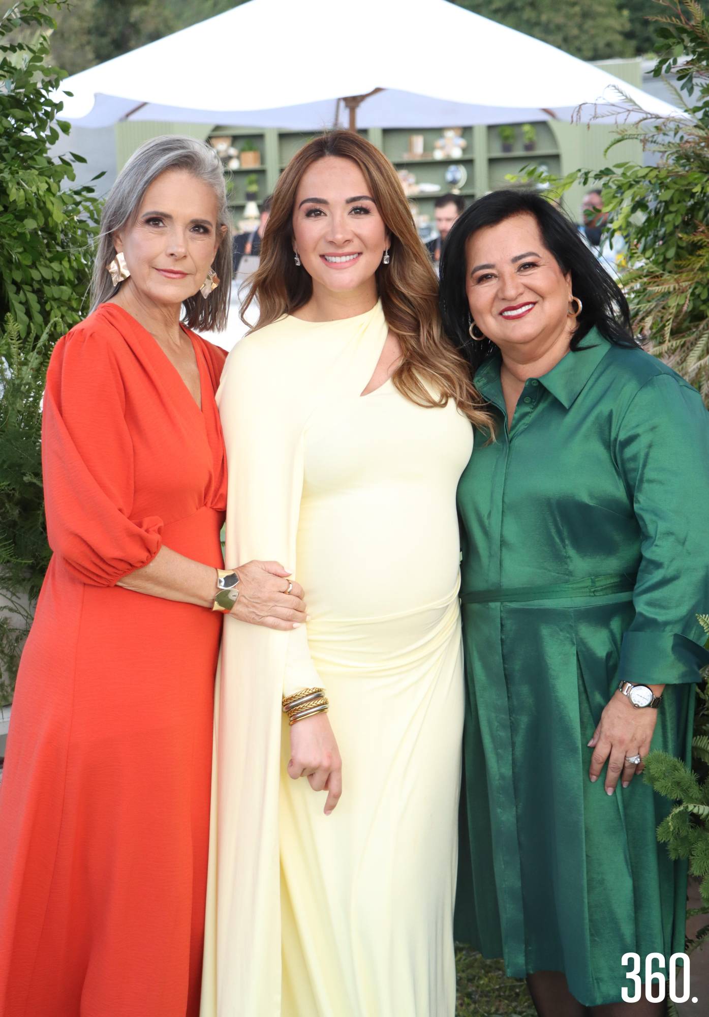 $!Anna Lucía con su suegra, Gaby MacGregor, y su mamá, Norma Reyes.