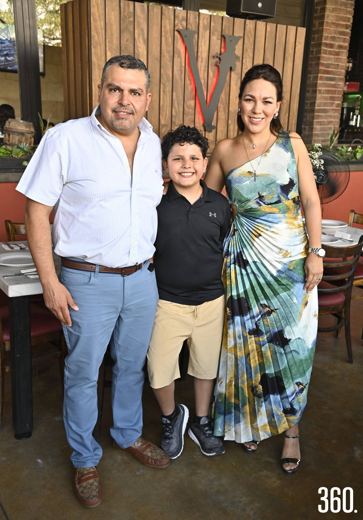 $!José Pablo con sus padres Pablo Abugarade y Sandra Pérez.