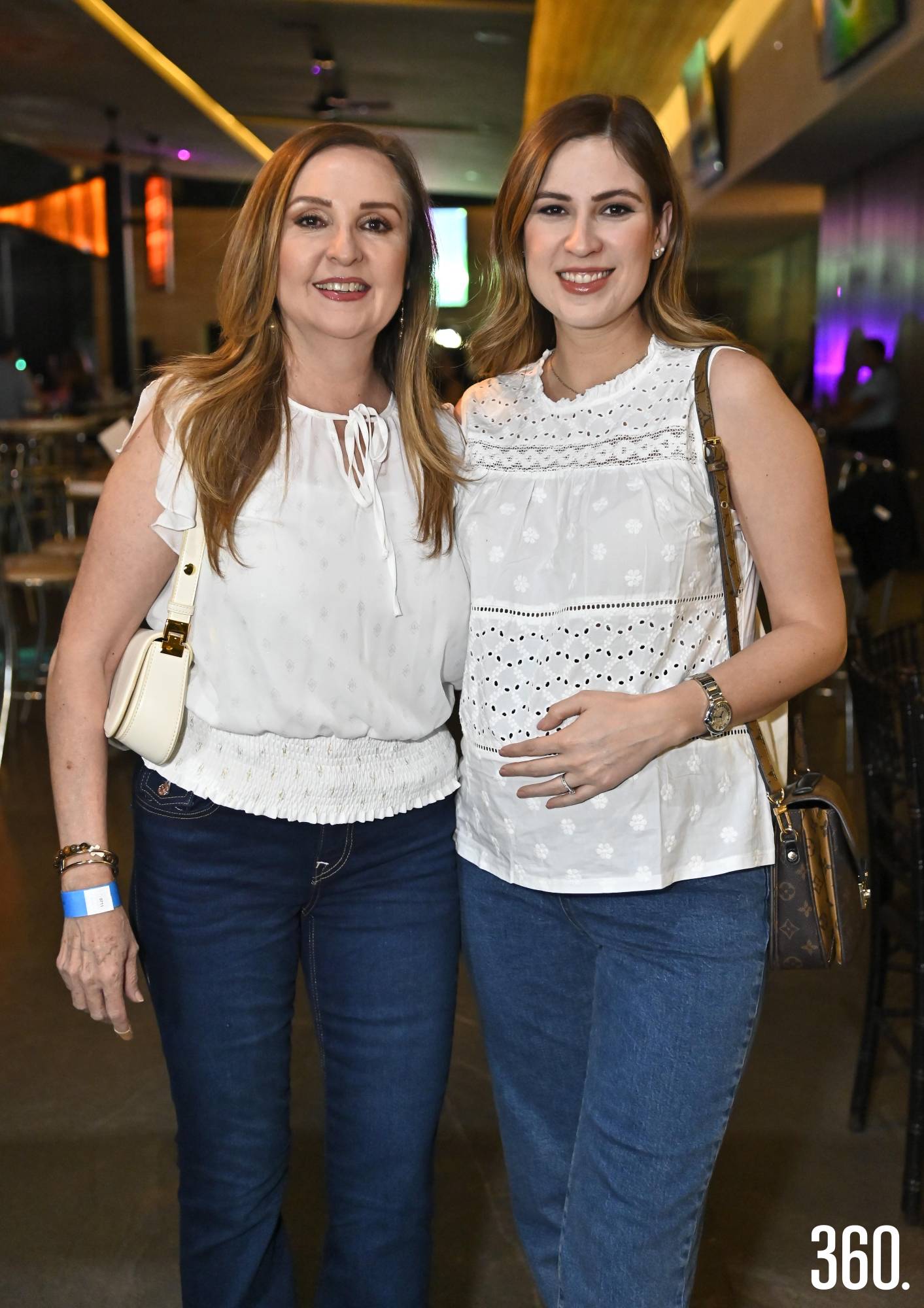 $!Olga Monroy y Ale Izarrarás.