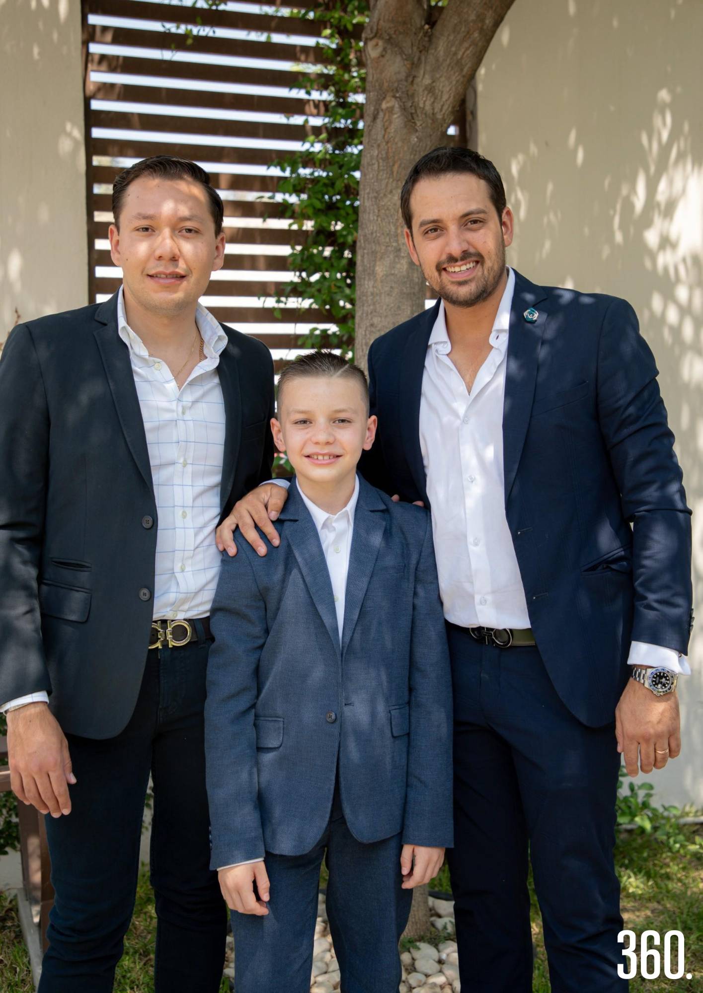 $!Santiago con sus padrinos, Jesús y Fernando de León.