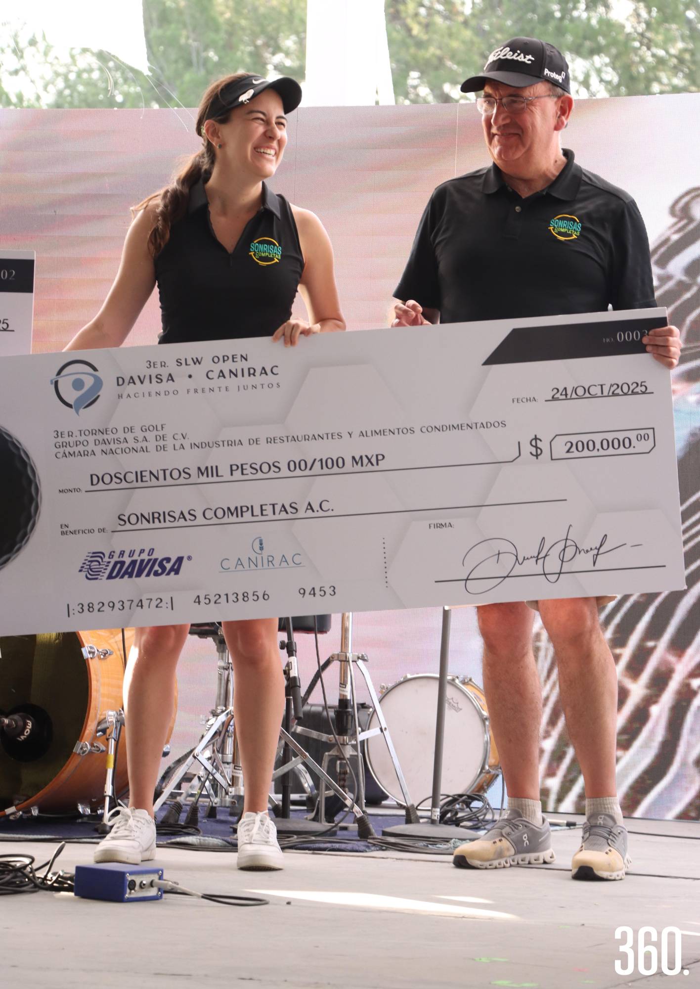 $!Sonrisas Completas A.C. recibe una donación de doscientos mil pesos.