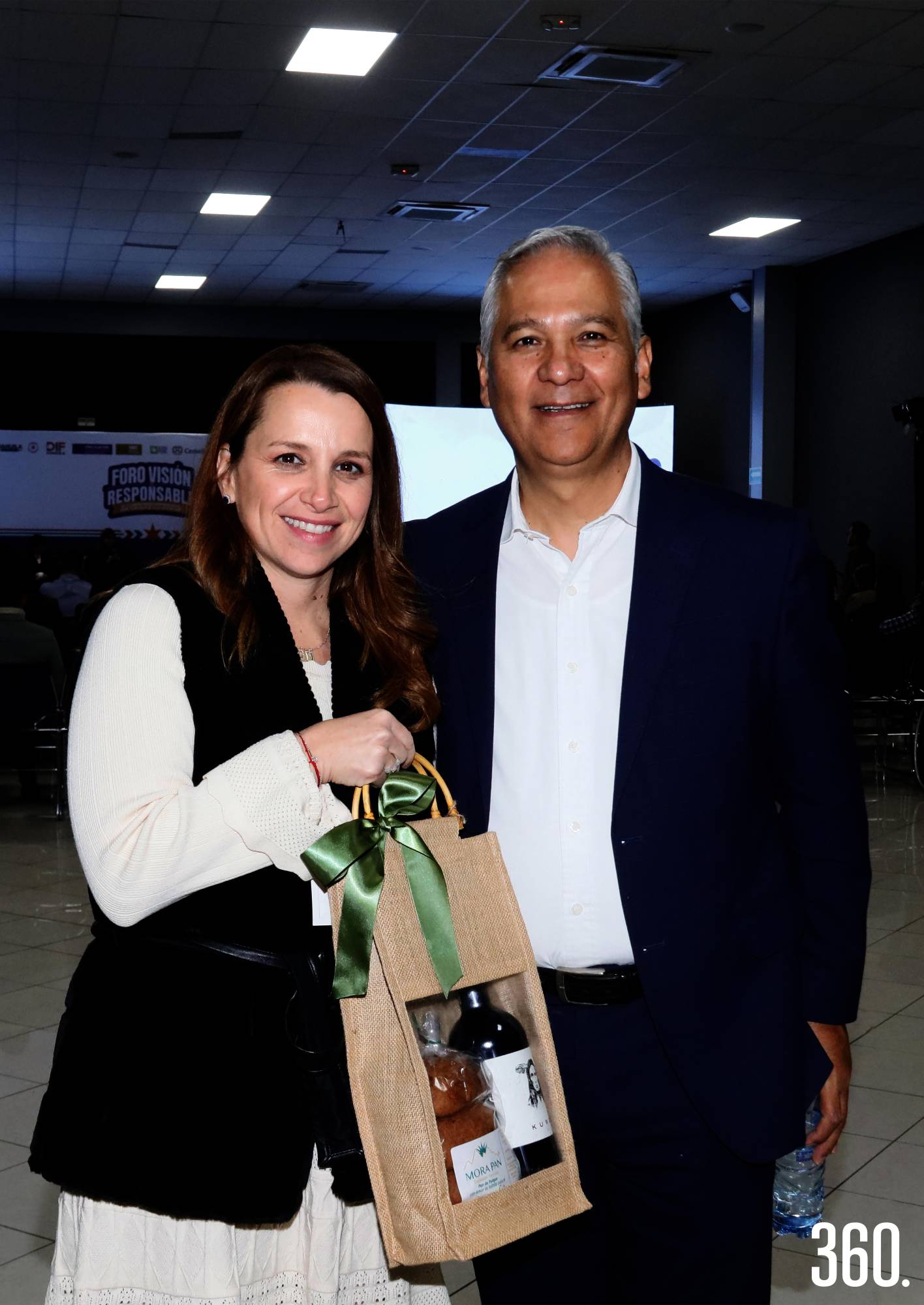 $!María Bárbara Cepeda entregó un obsequio de parte del gobierno del estado a Ricardo Bucio Mújica Presidente del Centro Mexicano para la Filantropía A.C.