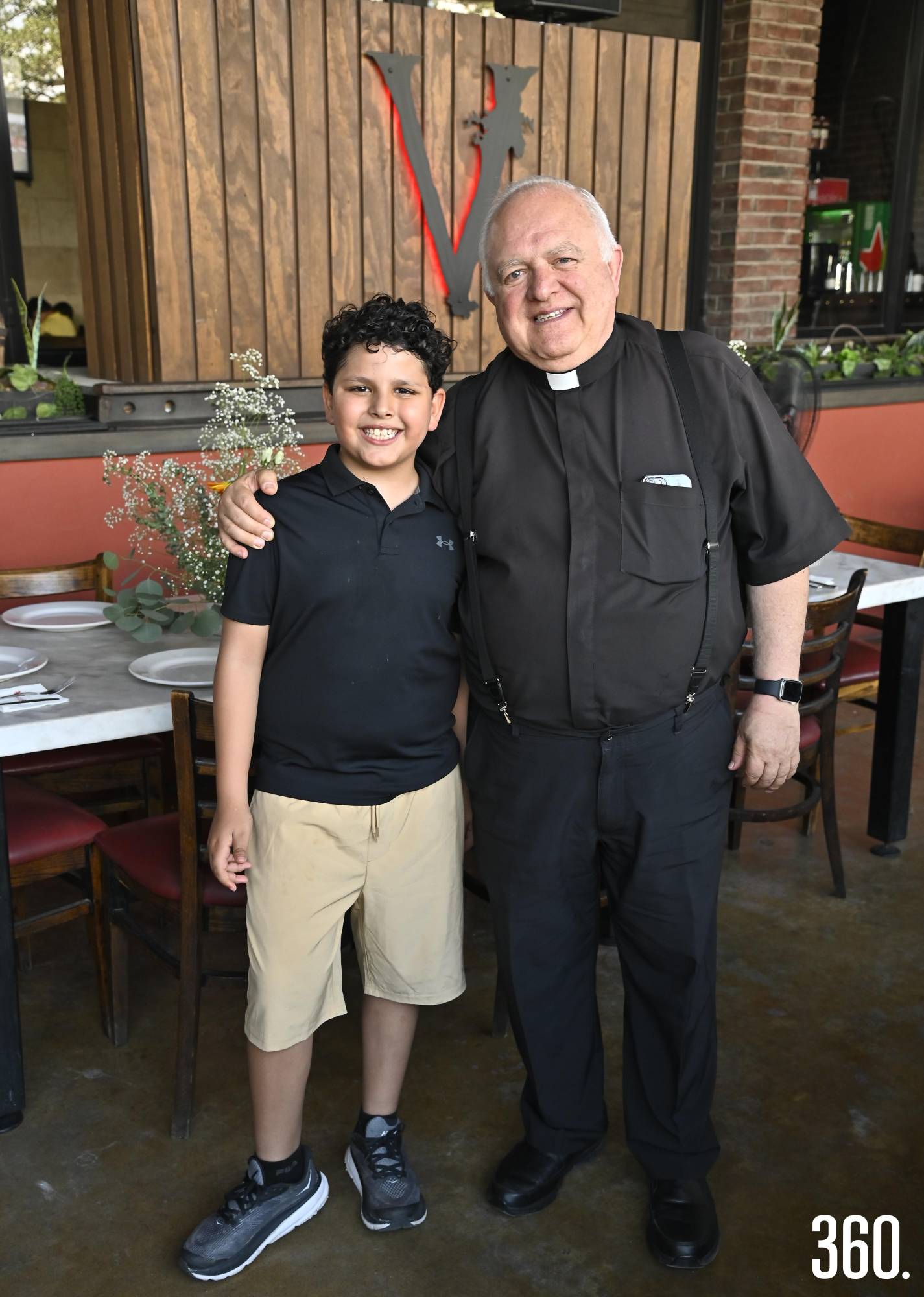 $!José Pablo Abugarade Pérez con el padre Carlos Skertchly.