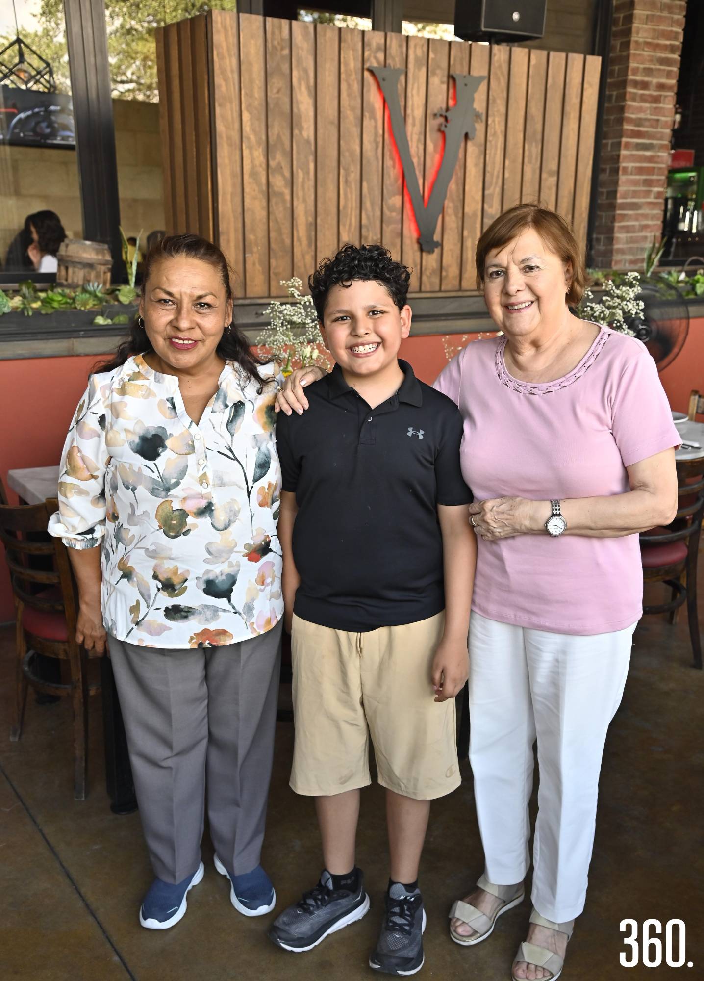 $!José Pablo con sus abuelitas Dolores Pérez y Ana María Villalobos de Abugarade.