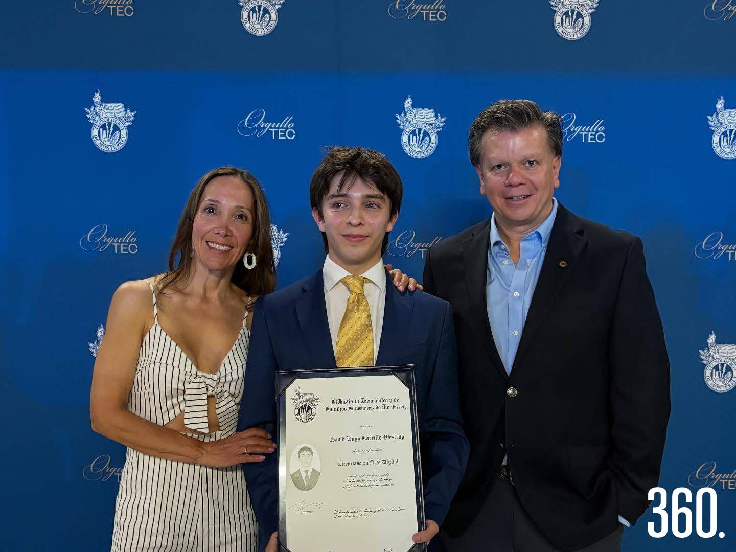 $!David Hugo Carrillo Westrup, licenciado en Arte Digital, con sus papás, Martha Westrup y David Carrillo.