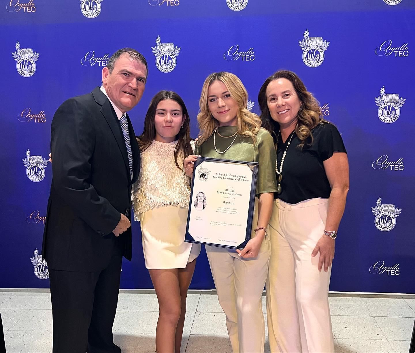 $!Adriana Ruiz Esparza con su familia.