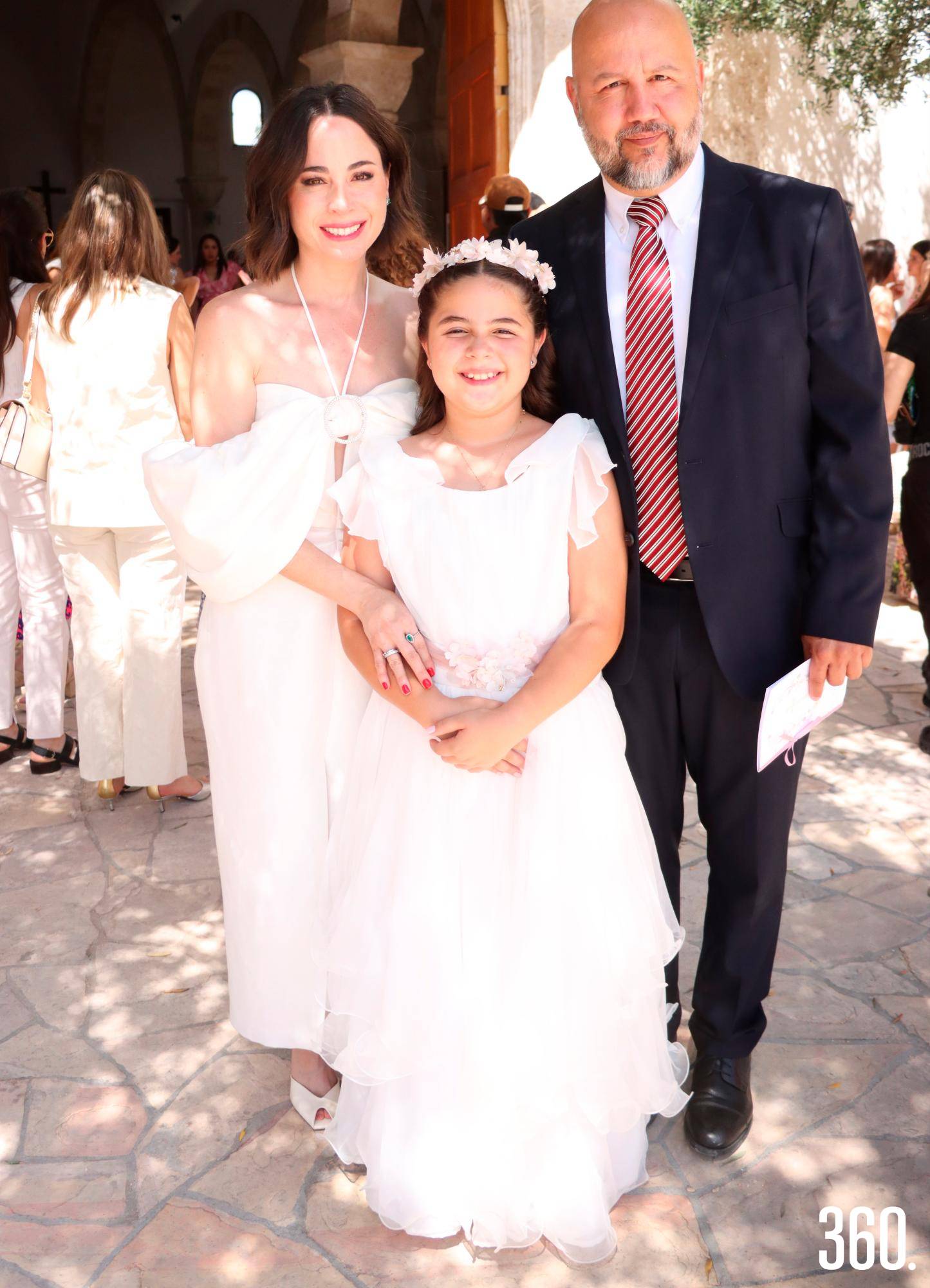 $!Emma con sus papás, Marcela González y Héctor Grajeda.