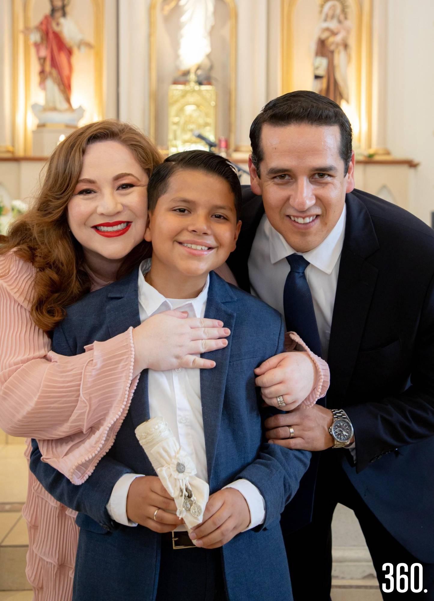 $!José Carlos con sus padrinos, Adriana Ibarra y Alejandro Hernández.