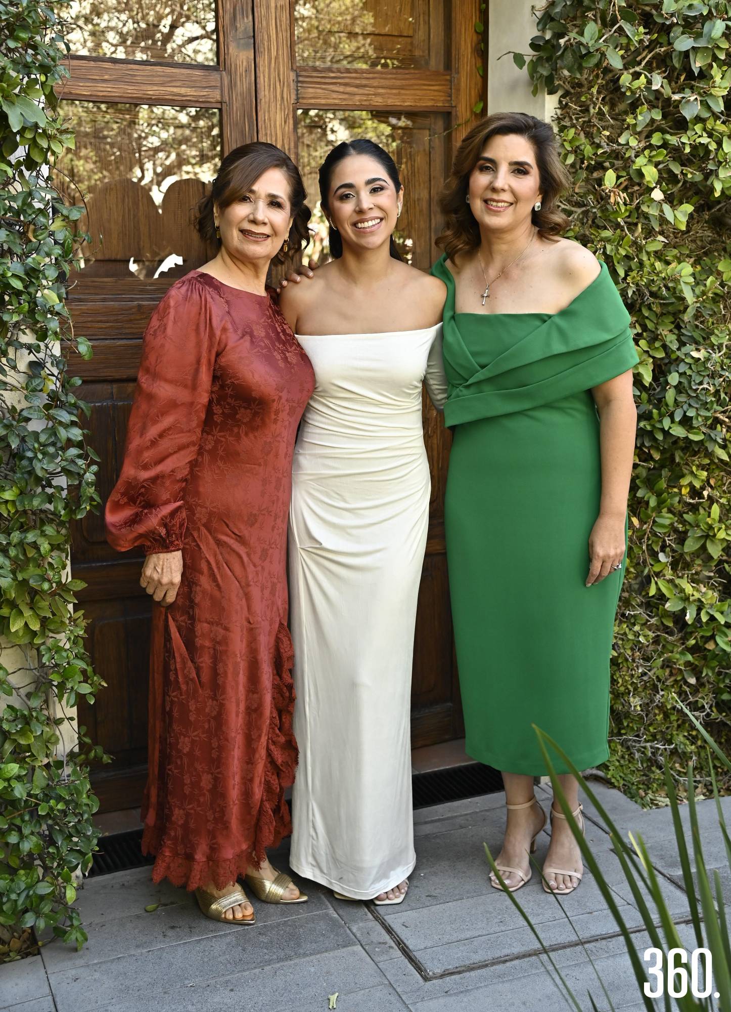 $!Karina junto a su mamá, Marti Sandoval, y su futura suegra, Adriana Vargas.