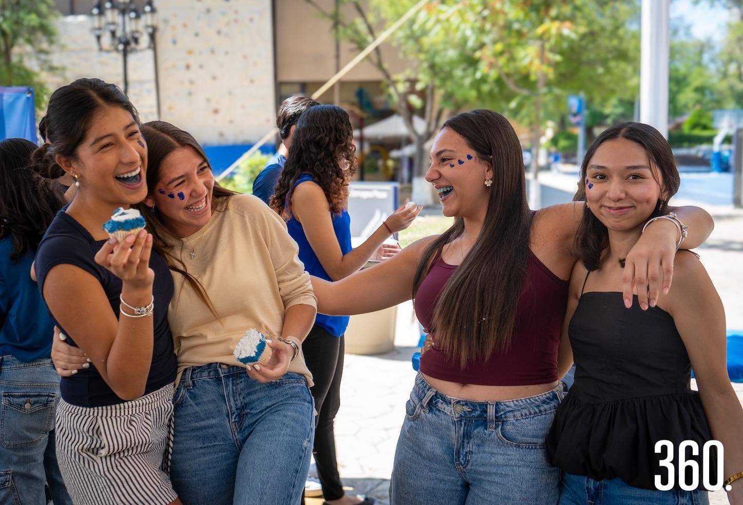 $!Alumnas pasando un buen momento en el Campus.