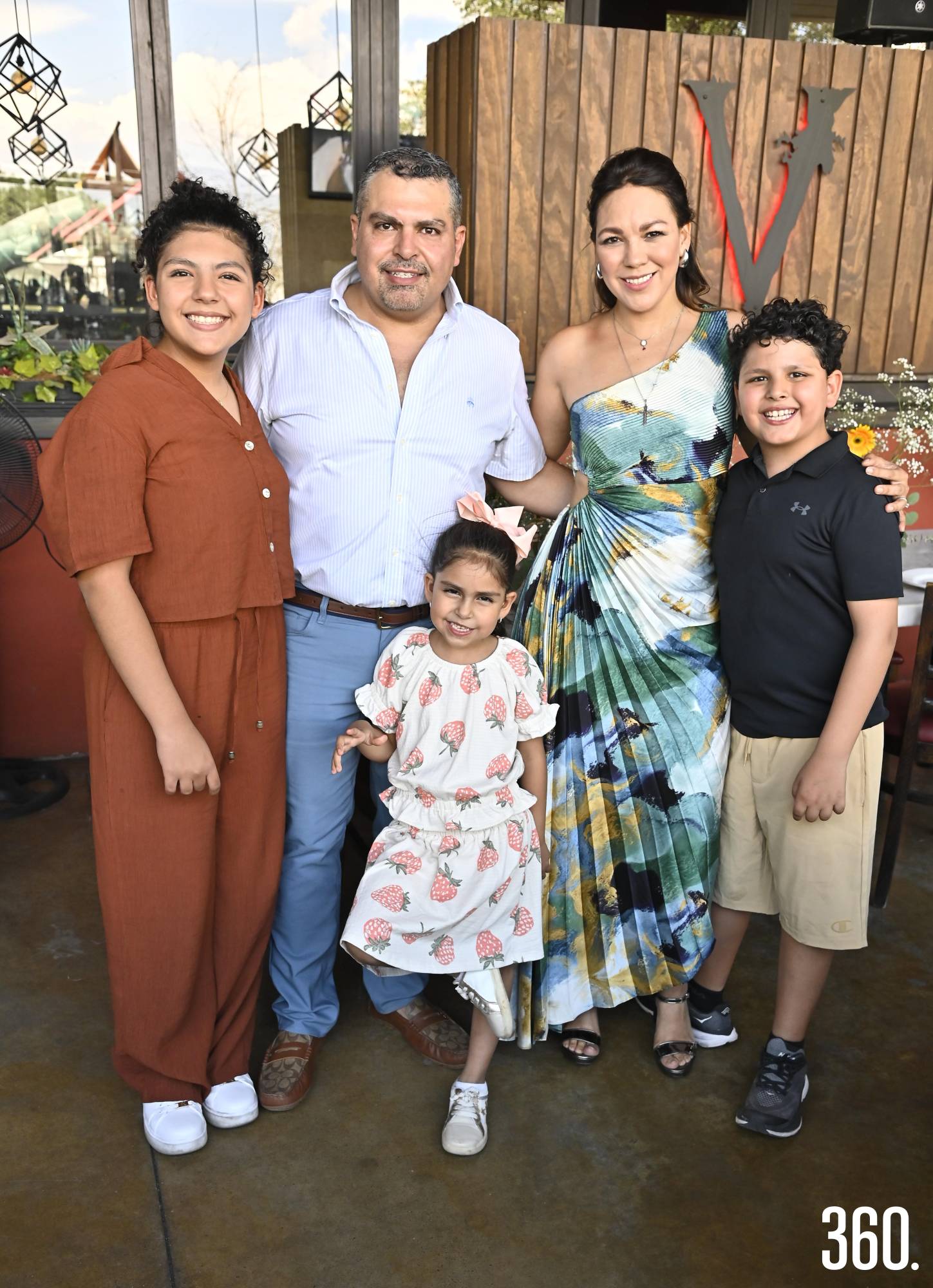 $!José Pablo con sus padres Pablo Abugarade y Sandra Pérez y sus hermanas María José y Sara.