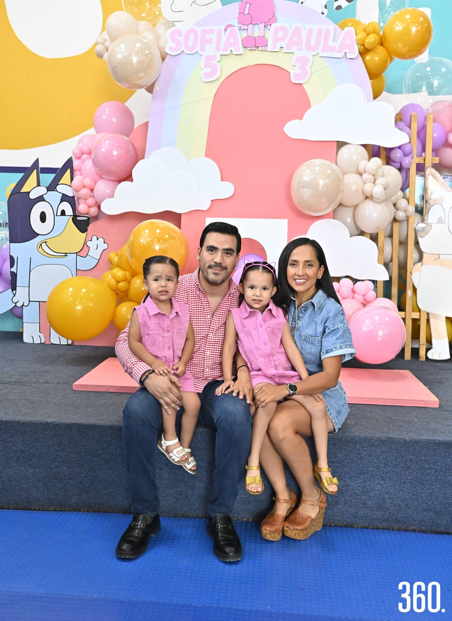 $!Sofía y Paula con sus padres Laura de la Peña y José Figueroa.